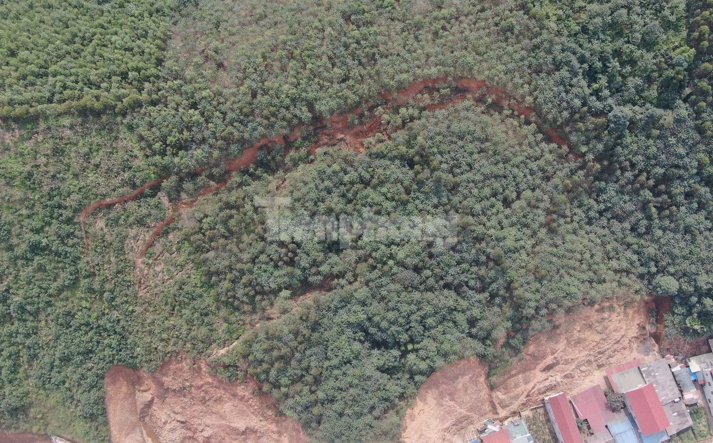 Trao đổi với Tiền Phong, ông Nguyễn Văn Thành (ở thôn Trung Tâm, xã Yên Thành) cho biết, phía dãy giáp taluy mấy năm trước bị sạt lở, các gia đình làm đơn xin chính quyền hạ cốt nền để xử lý. Tuy nhiên, sau khi đường tỉnh 170 đường nâng cấp, sửa chữa trong quá trình lu nền đường một số nhà bị nứt, rồi khu vực đồi cao bị sạt trượt.