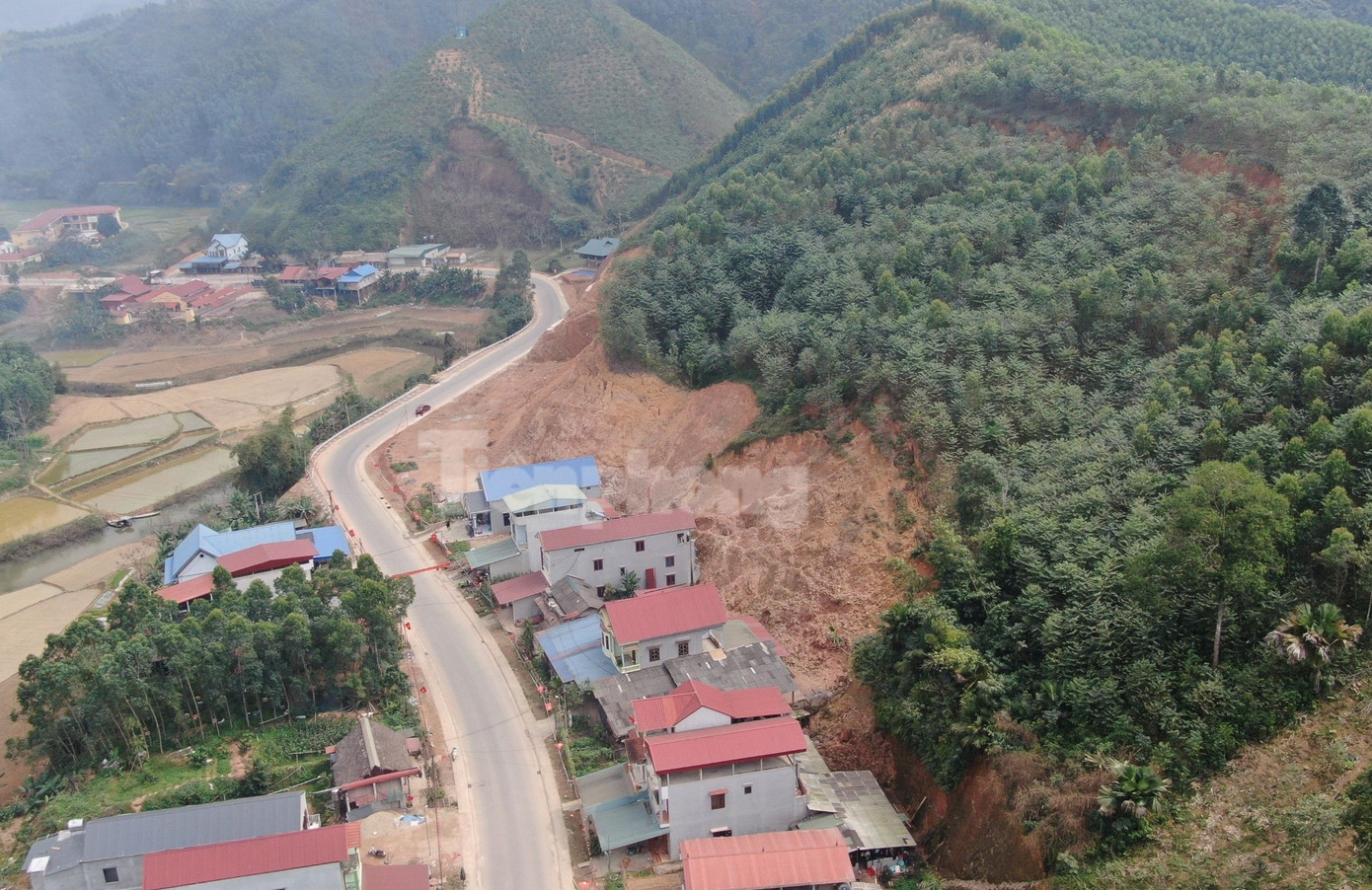 Trên phía đỉnh đồi, có nhiều điểm bị sụt trượt có chiều cao từ 6 - 7m, khu vực taluy âm cao khoảng 20 -50m xuất hiện nhiều đoạn đứt gãy, sụt sạt, cây cối bị sạt lở nằm ngổn ngang.