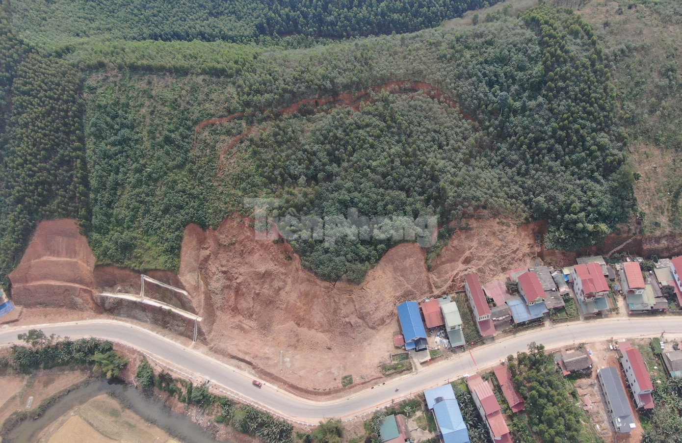 Ngày 22/2, có mặt tại khu vực thôn Trung Tâm, xã Yên Thành, huyện Yên Bình, PV báo Tiền Phong ghi nhận một khoảng đồi rộng khoảng 3ha giáp với đường tỉnh 170, phía giáp mặt đường có hàng chục hộ dân sinh sống 2 bên.