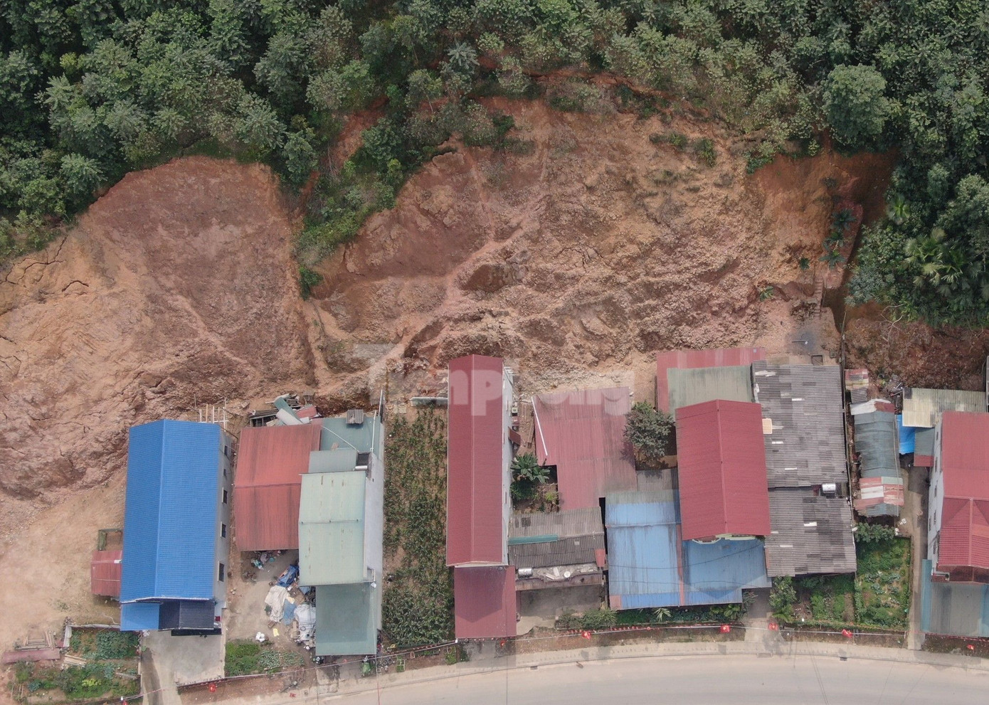 Phía sau các dãy nhà là một taluy âm dài hàng trăm mét bị sạt trượt nghiêm trọng khiến nhiều ngôi nhà bị ảnh hưởng.