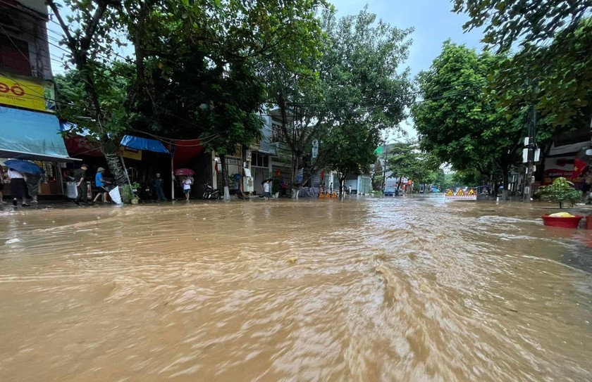 Đặc biệt, mưa lớn đã làm ngập nhiều đoạn trên đại lộ Trần Hưng Đạo, Trần Phú, Hoàng Quốc Việt, Võ Nguyên Giáp.