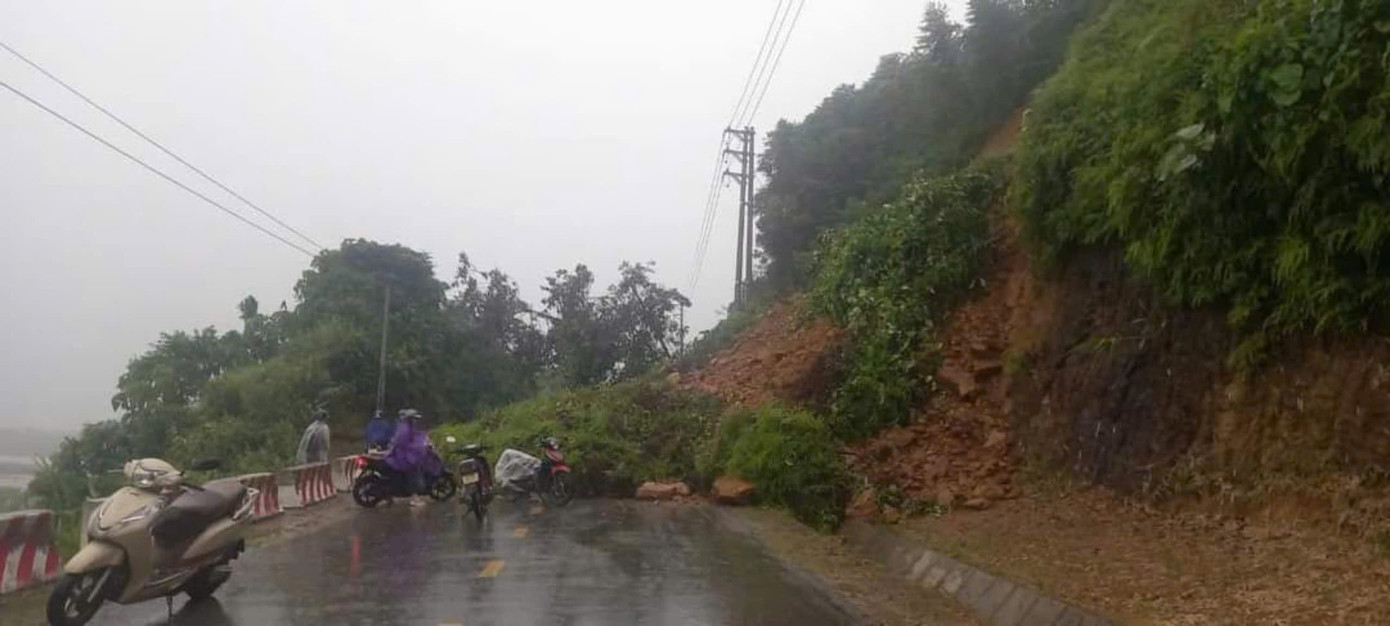 Tại huyện Bảo Thắng, Bát Xát, mưa lũ đã làm sạt lở tại tuyến đường ven sông từ xã Thái Niên đi thị trấn Phố Lu khiến giao thông qua đây bị chia cắt hoàn toàn.