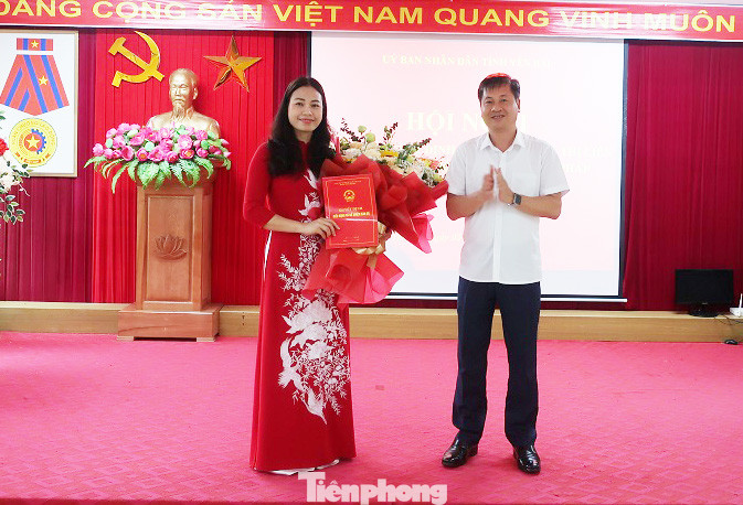 Ông Ngô Hạnh Phúc - Phó Chủ tịch UBND tỉnh trao quyết định và tặng hoa chúc mừng tân Phó Giám đốc Sở Tư pháp.