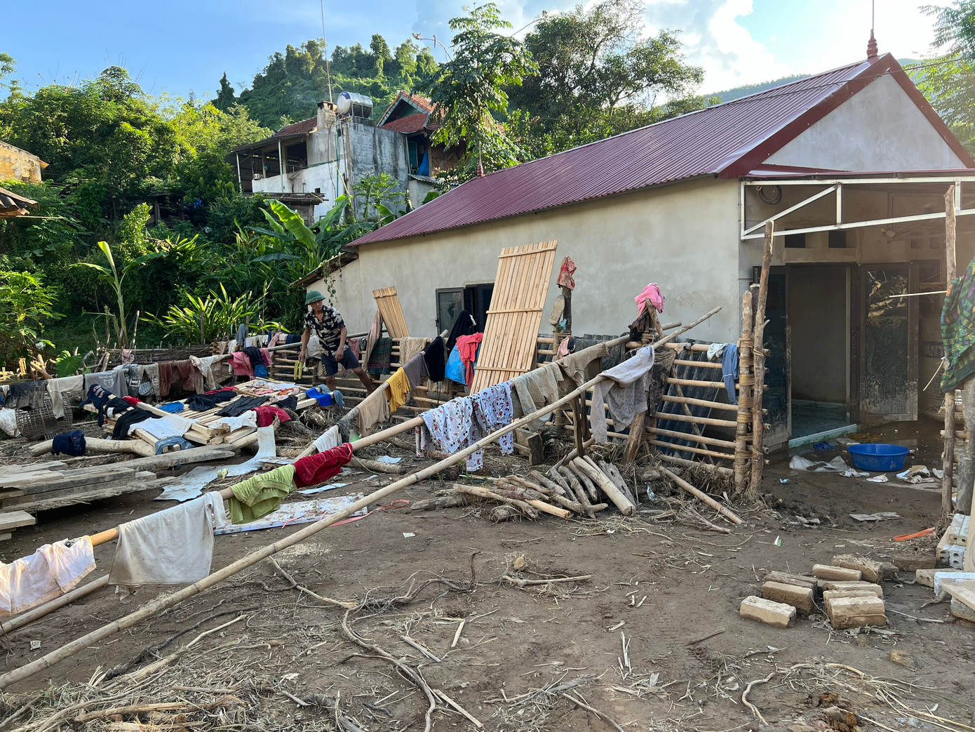 Để khắc phục, các hộ dân trong bản phải thay phiên nhau nấu cơm nhờ tại một hộ trên bản. Các hộ hỗ trợ vay mượn nhau từng nắm gạo, từng gói mì tôm để sống qua ngày. Để khắc phục, các hộ dân trong bản phải thay phiên nhau nấu cơm nhờ tại một hộ trên bản. Các hộ hỗ trợ vay mượn nhau từng nắm gạo, từng gói mì tôm để sống qua ngày.