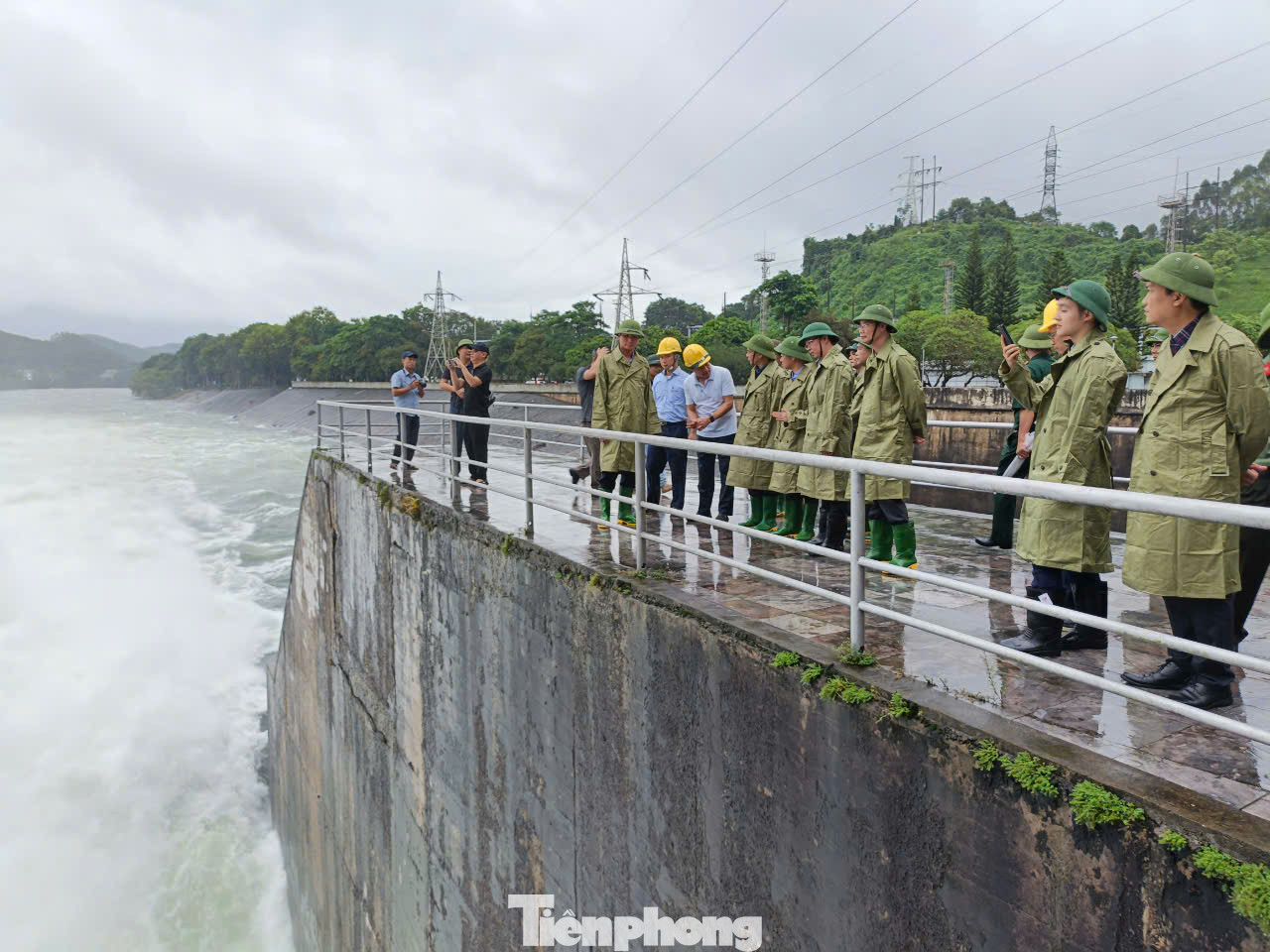 Đoàn công tác đến kiểm tra công tác vận hành tại nhà máy thủy điện Thác Bà.