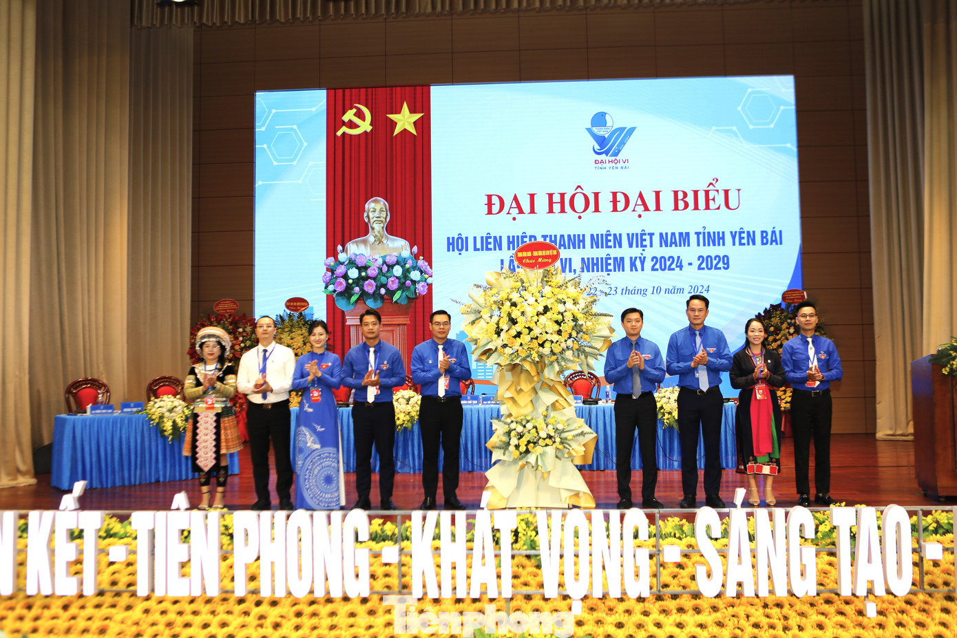 Trung ương Đoàn tặng hoa chúc mừng Đại hội.