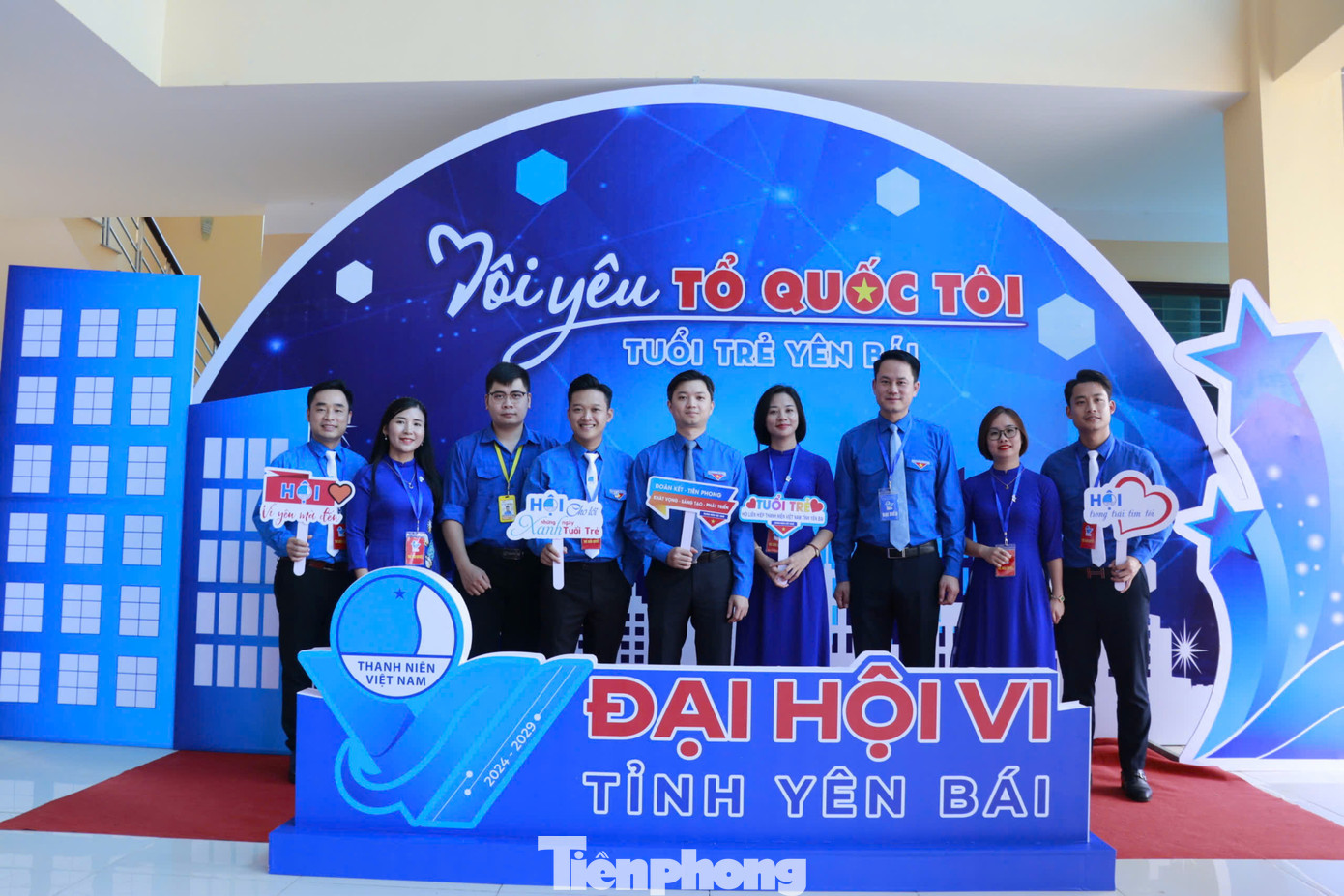 Anh Nguyễn Minh Triết - Bí thư Trung ương Đoàn Thanh niên Cộng sản Hồ Chí Minh, Chủ tịch Hội Sinh viên Việt Nam chụp ảnh lưu niệm cùng các đoàn viên, thanh niên tỉnh Yên Bái.