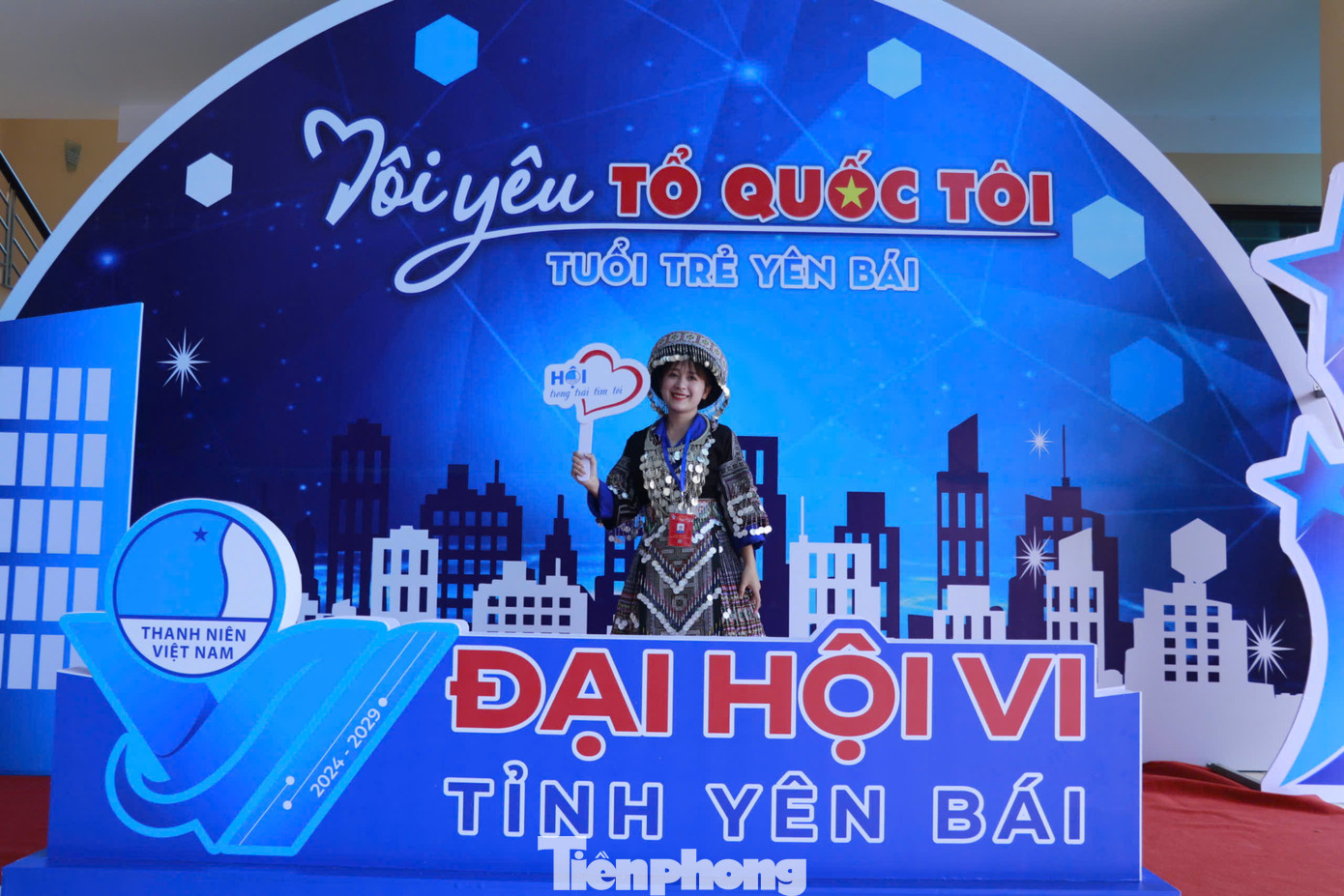 Các đại biểu tham dự Đại hội chụp ảnh kỷ niệm, gặp gỡ, giao lưu với đoàn viên, thanh niên đến từ các huyện, thị trong tỉnh.