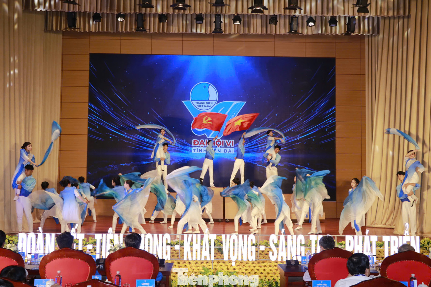 Mở đầu Đại hội là những tiết mục văn nghệ đặc sắc ca ngợi Đảng, hoạt động đoàn, thanh niên và quê hương, đất nước.