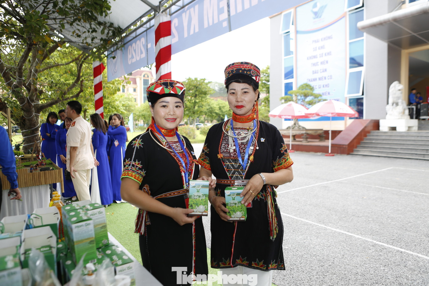 Bên lề Đại hội, Đại biểu tham quan các gian hàng trưng bày sản phẩm đặc sản vùng miền.