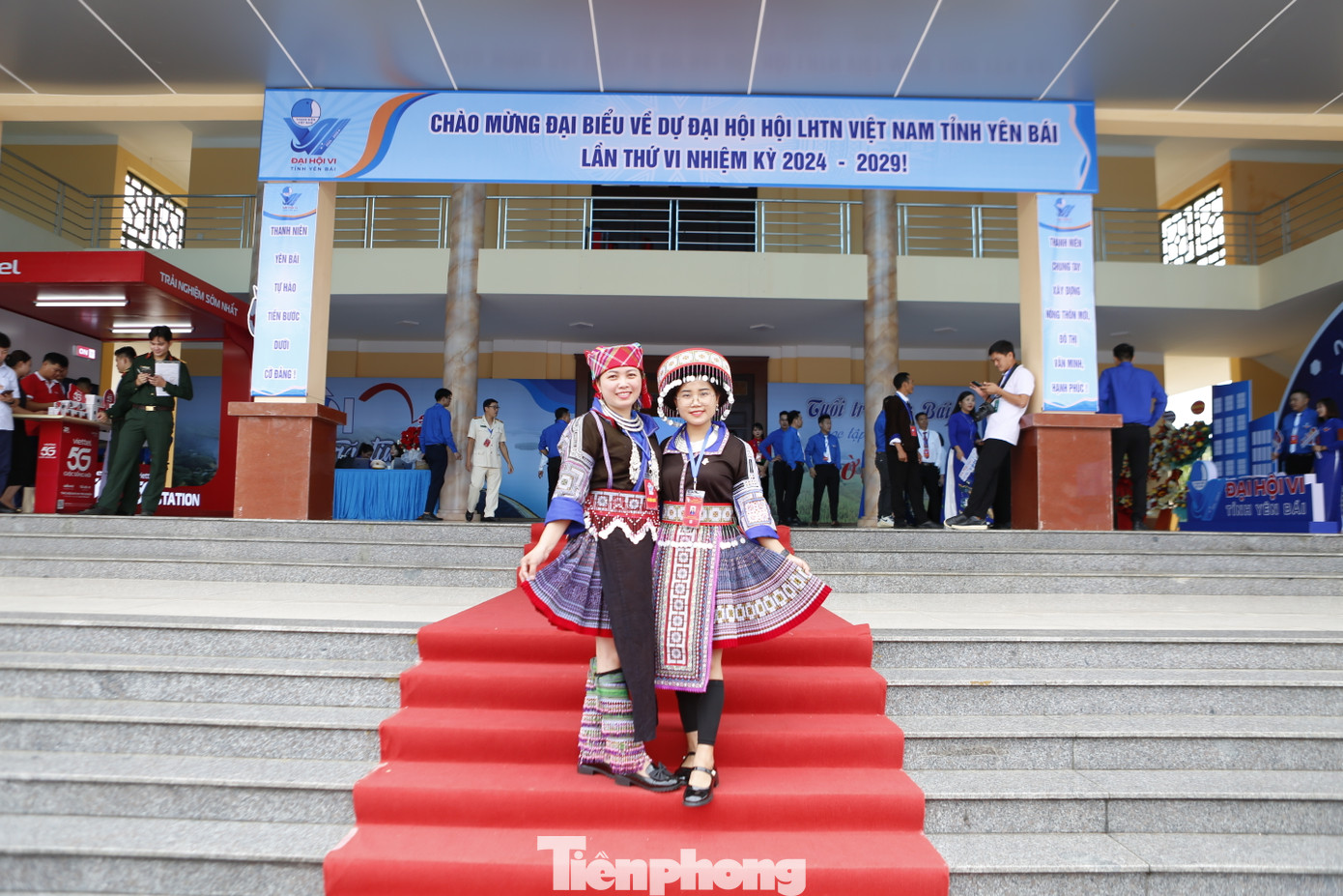 Các đại biểu tham dự Đại hội chụp ảnh kỷ niệm, gặp gỡ, giao lưu với đoàn viên, thanh niên đến từ các huyện, thị trong tỉnh.