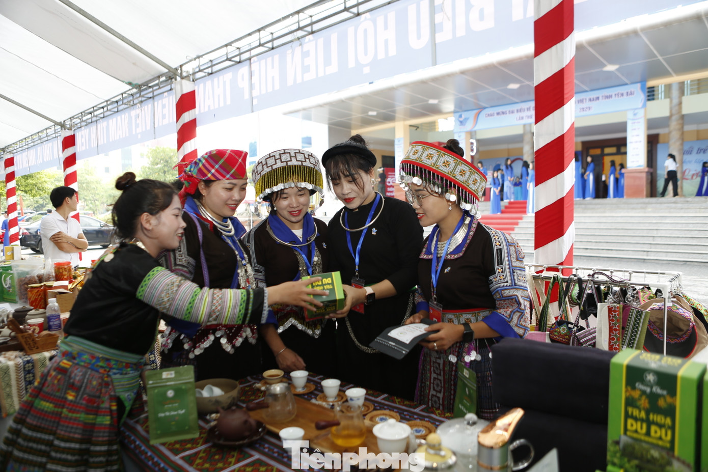 Trước khi bước vào phiên trọng thể, các đại biểu là đoàn viên, thanh niên các huyện, thị trên địa bàn tỉnh Yên Bái tham qua các gian trưng bày sản phẩm, trải nghiệm gian hàng chuyển đổi số của thanh niên.