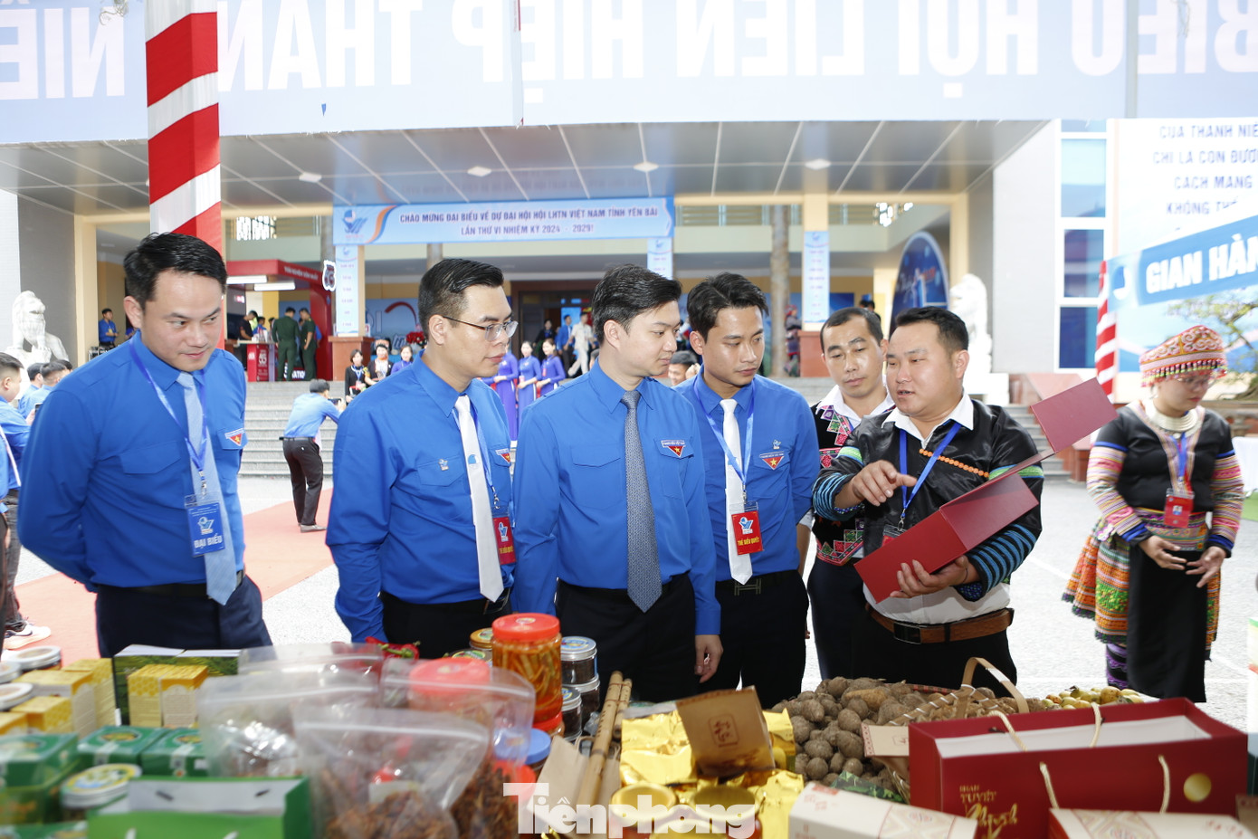 Bên lề Đại hội, Đại biểu tham quan các gian hàng trưng bày sản phẩm đặc sản vùng miền.