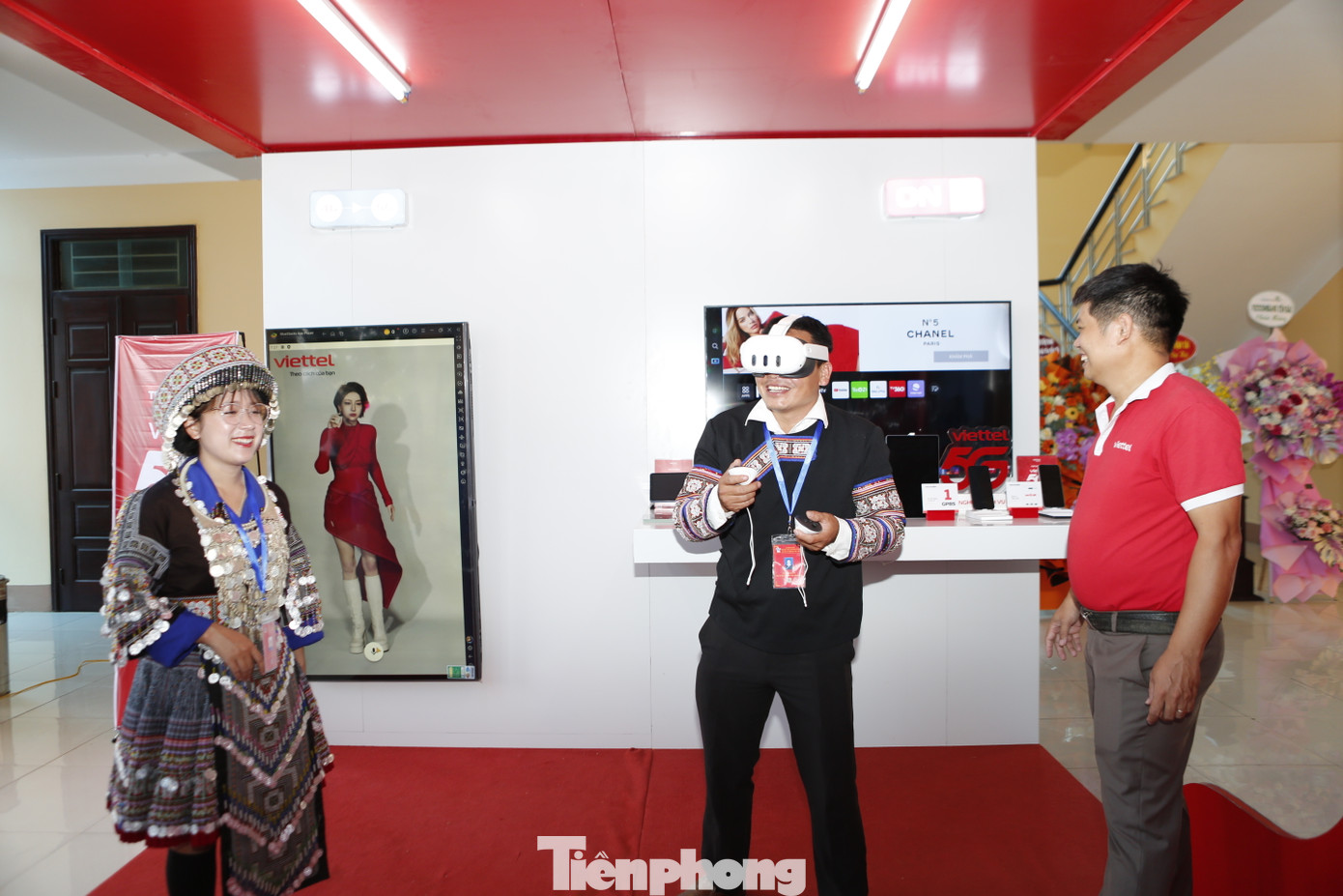 Trước khi bước vào phiên trọng thể, các đại biểu là đoàn viên, thanh niên các huyện, thị trên địa bàn tỉnh Yên Bái tham qua các gian trưng bày sản phẩm, trải nghiệm gian hàng chuyển đổi số của thanh niên.