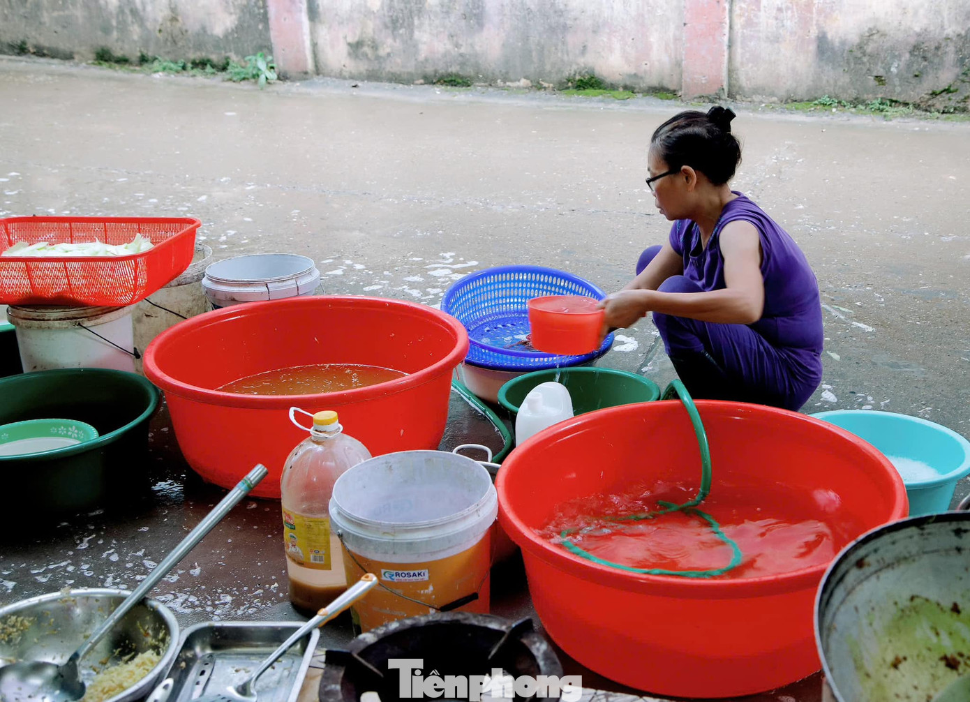 Bà Đỗ Thị Nhâm cho biết nhiều hôm nấu ăn mệt quá nằm ngả lưng mà ngủ lúc nào không hay. Bà Đỗ Thị Nhâm cho biết nhiều hôm nấu ăn mệt quá nằm ngả lưng mà ngủ lúc nào không hay.