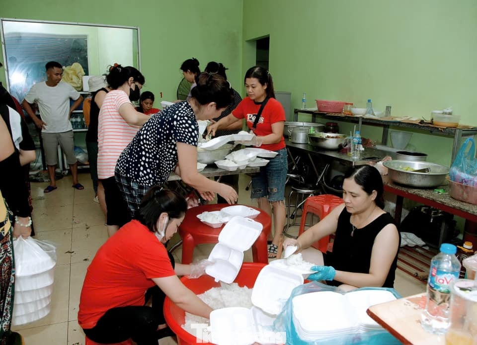 Các tình nguyện viên đóng gói và vận chuyển cơm đến các địa điểm cần hỗ trợ. Các tình nguyện viên đóng gói và vận chuyển cơm đến các địa điểm cần hỗ trợ.