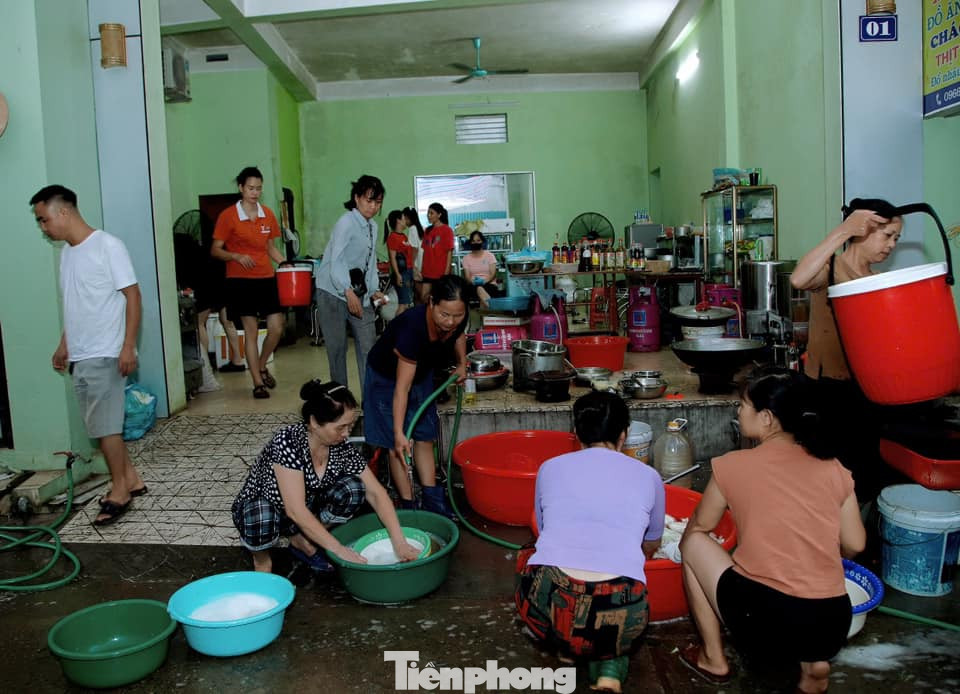 Mọi người phân chia công việc để chuẩn bị nấu ăn. Mọi người phân chia công việc để chuẩn bị nấu ăn.