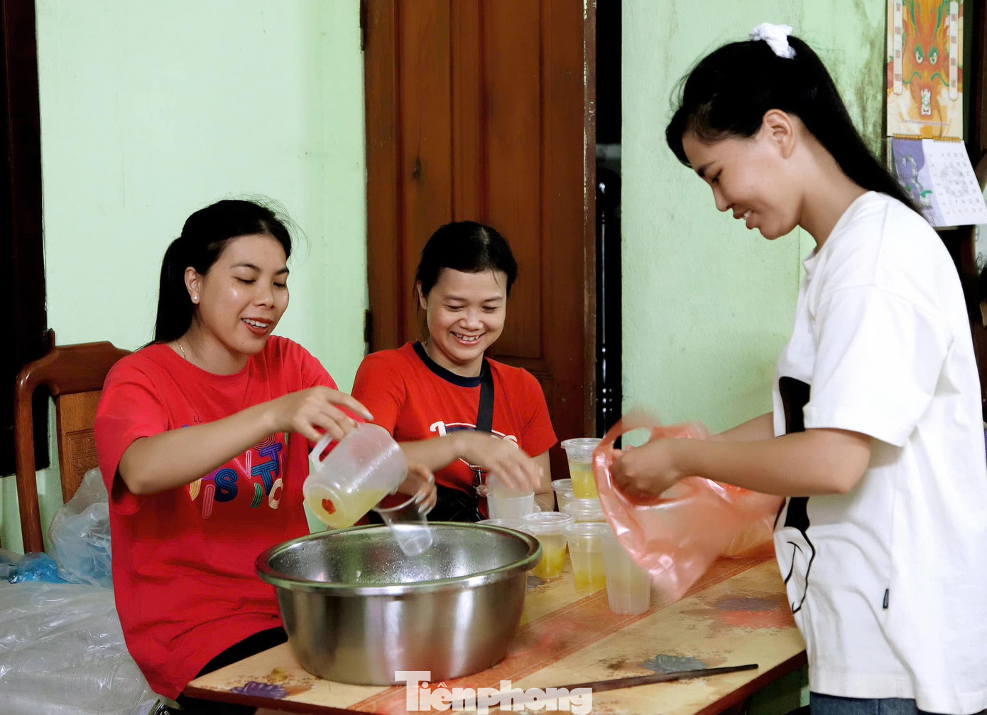 Bếp ăn 0 đồng của vợ chồng thương binh Hùng Nhâm mỗi ngày có 40-60 tình nguyện viên hỗ trợ. Bếp ăn 0 đồng của vợ chồng thương binh Hùng Nhâm mỗi ngày có 40-60 tình nguyện viên hỗ trợ.