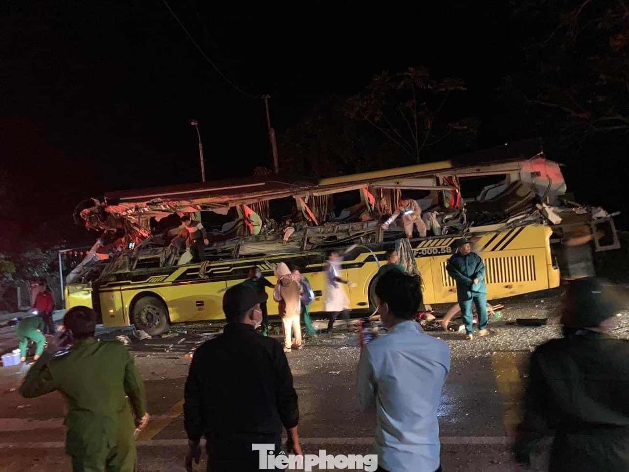 Hậu quả vụ va chạm khiến 2 xe hư hỏng nặng. Hậu quả vụ va chạm khiến 2 xe hư hỏng nặng.