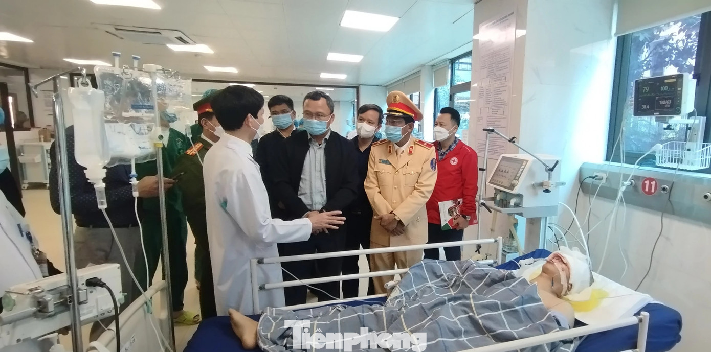 Phó chủ tịch Chuyên trách Ủy ban An toàn giao thông Quốc gia thăm các nạn nhân đang điều trị tại Bệnh viện Đa khoa Phương Bắc. Phó chủ tịch Chuyên trách Ủy ban An toàn giao thông Quốc gia thăm các nạn nhân đang điều trị tại Bệnh viện Đa khoa Phương Bắc.