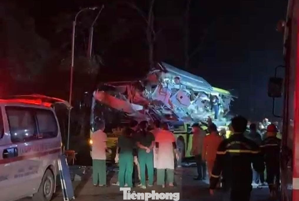 Ngay khi nắm thông tin, lực lượng chức năng khẩn trương có mặt tại hiện trường thực hiện công tác cứu hộ, cứu nạn. Ngay khi nắm thông tin, lực lượng chức năng khẩn trương có mặt tại hiện trường thực hiện công tác cứu hộ, cứu nạn.