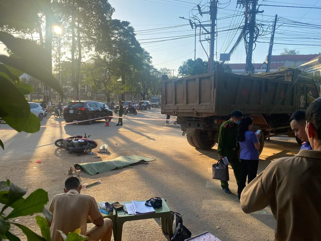 Chưa kể, các xe vận chuyển đất phóng nhanh, vượt ẩu gây ra nhiều vụ tai nạn giao thông nghiêm trọng trên địa bàn, người dân nơm nớp lo sợ mỗi khi lưu thông trên đường.