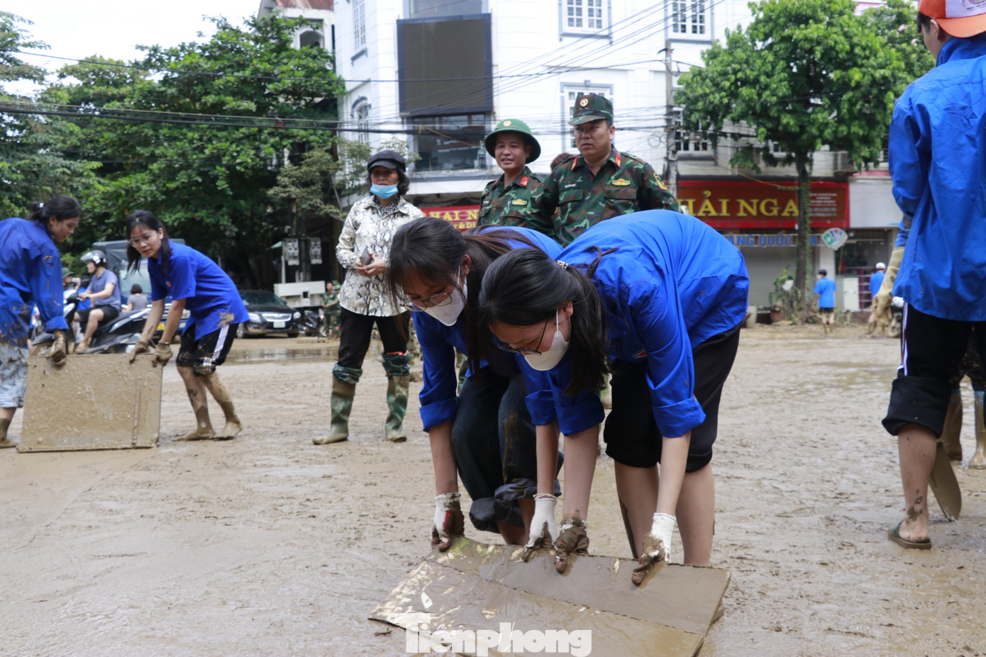 Dù chân yếu, tay mềm, những các nữ đoàn viên cũng hăng say cào đất, đẩy bùn.