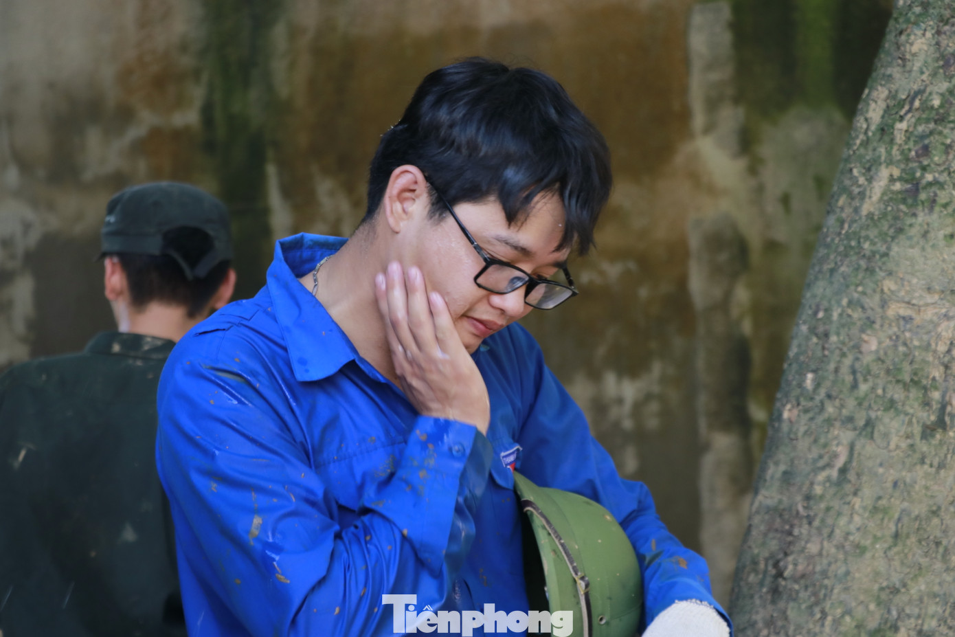 Hình ảnh mồ hôi ướt đẫm trên gương mặt các đoàn viên, thanh niên. Những tiếng thở dài mệt mỏi khi nhìn khối lượng bùn, rác chất cao như núi tại các tuyến đường, nhưng không khiến các bạn trẻ nhụt chí.