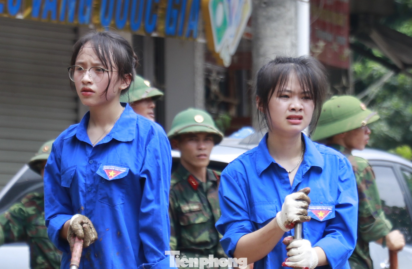 Hình ảnh mồ hôi ướt đẫm trên gương mặt các đoàn viên, thanh niên. Những tiếng thở dài mệt mỏi khi nhìn khối lượng bùn, rác chất cao như núi tại các tuyến đường, nhưng không khiến các bạn trẻ nhụt chí.