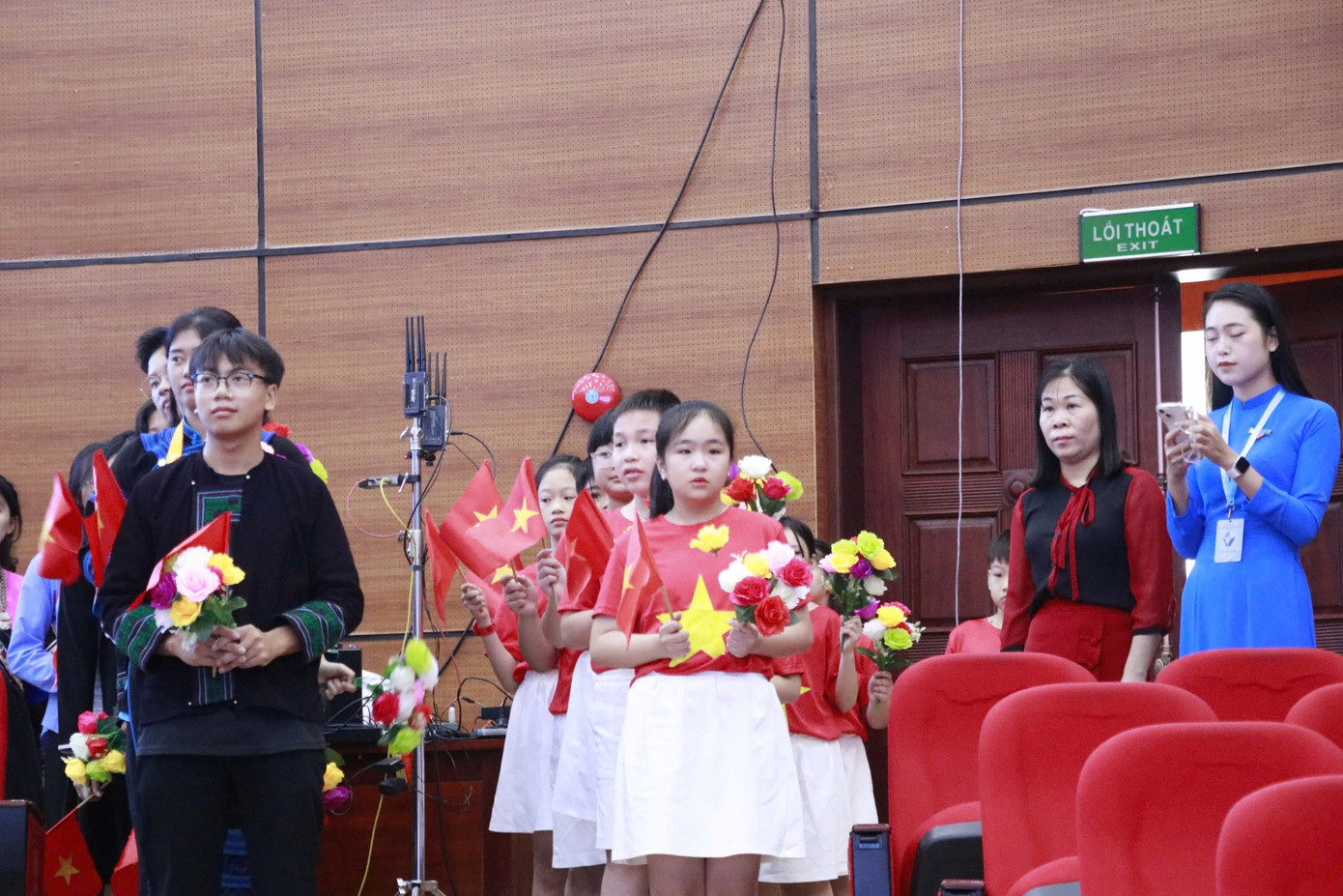 Tiếp đó, đoàn đại biểu thanh thiếu nhi tỉnh Lào Cai, đại diện cho trên 326.000 thanh thiếu nhi trên địa bàn toàn tỉnh đến chúc mừng Đại hội.