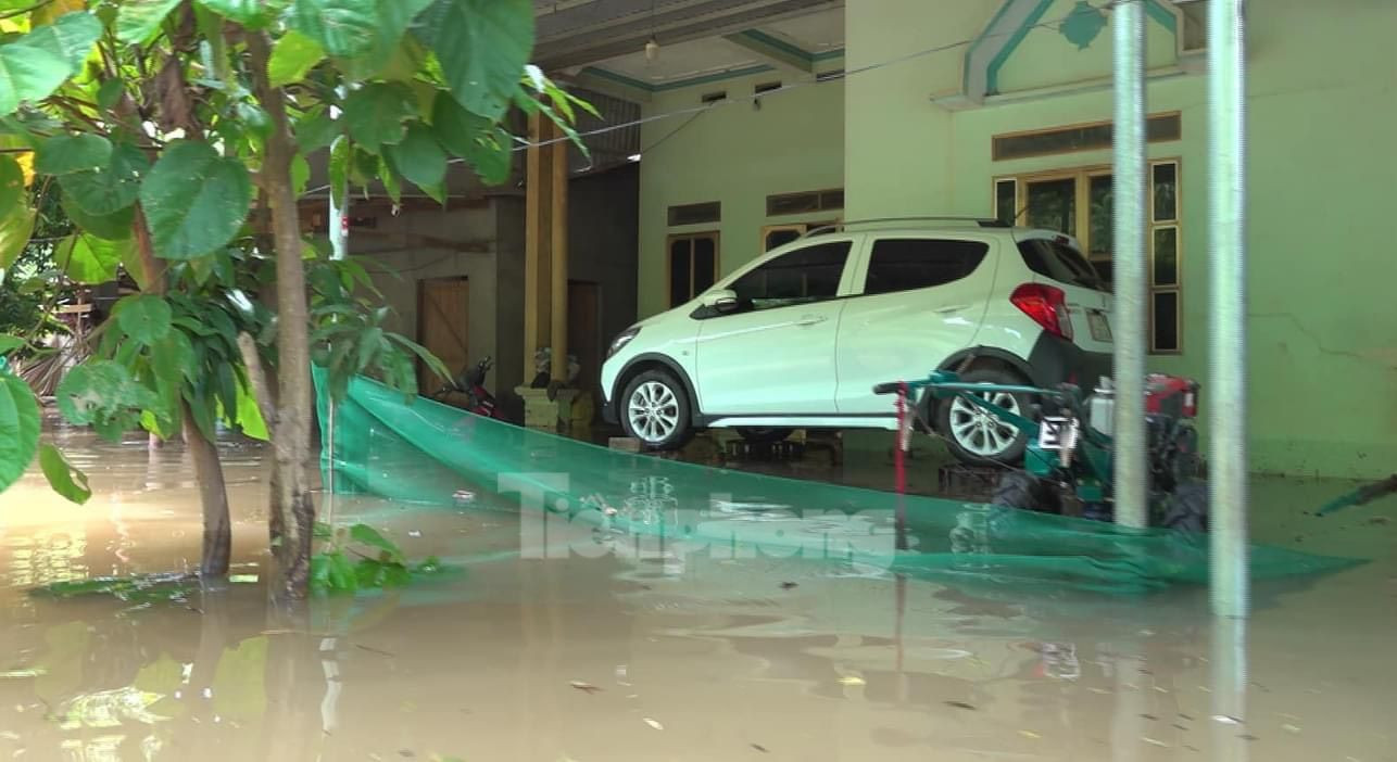 Theo báo cáo của UBND xã Điện Quan, nhà của 20 hộ dân tại khu vực thôn Trang nằm ven bờ sông bị ngập nặng. Có điểm mực nước lên cao đến 1m.