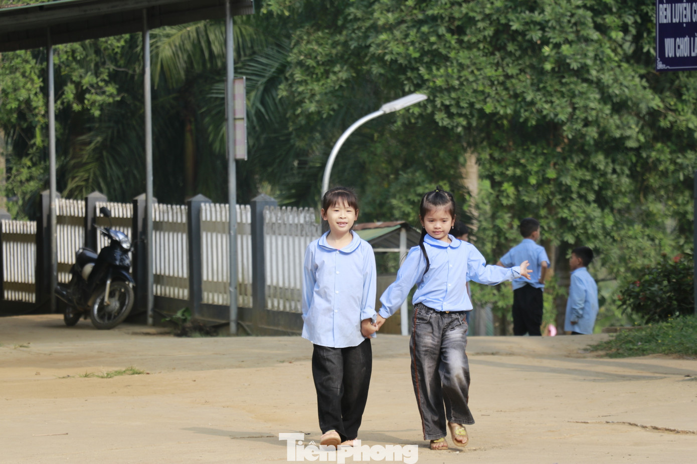 Theo ghi nhận của phóng viên, các em học sinh tại điểm trường lẻ và trường chính đã hòa nhập rất tốt, những tiếng cười nói rộn ràng vang lên khắp trường mỗi giờ ra chơi, từng nhóm bạn tụm 5, tụm 3 nói cười, chơi các trò chơi rộn rã sân trường.