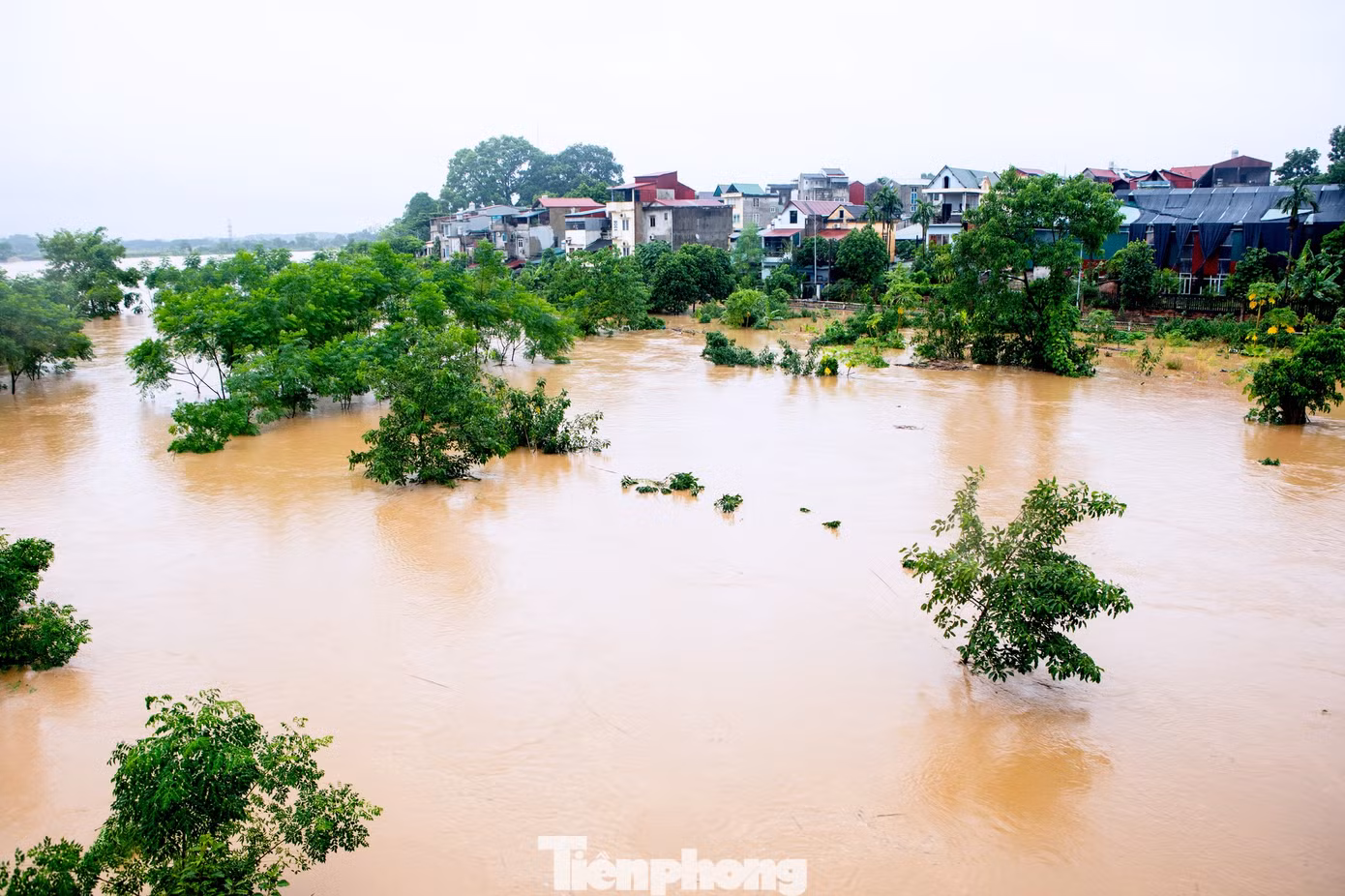 Tại thành phố Yên Bái, mực nước sông Hồng ghi nhận lúc 15h30 ngày 8/9 là 31,40m (trên báo động 2 là 0,4m).