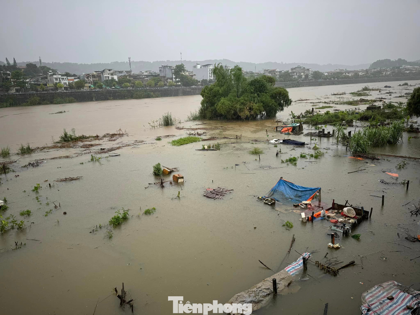 Theo dự báo, trong 12 - 24 giờ tới, lũ trên sông Hồng tại Bảo Hà, Lào Cai tiếp tục lên. Đỉnh lũ trên sông Hồng tại Bảo Hà trên báo động 3, trên sông Hồng tại Lào Cai từ báo động 1, dưới báo động 2. Theo dự báo, trong 12 - 24 giờ tới, lũ trên sông Hồng tại Bảo Hà, Lào Cai tiếp tục lên. Đỉnh lũ trên sông Hồng tại Bảo Hà trên báo động 3, trên sông Hồng tại Lào Cai từ báo động 1, dưới báo động 2.