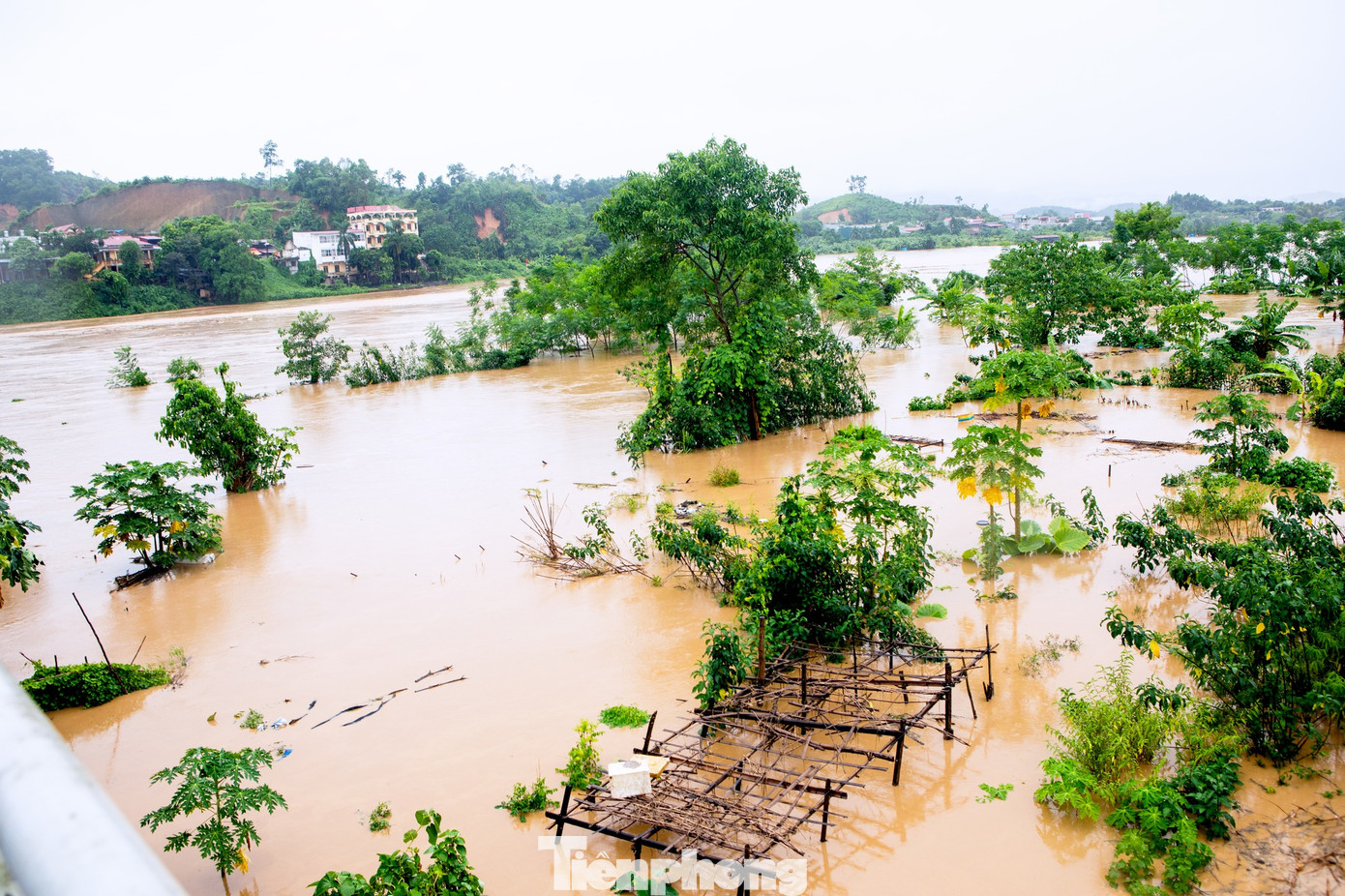 Tại thành phố Yên Bái, mực nước sông Hồng ghi nhận lúc 15h30 ngày 8/9 là 31,40m (trên báo động 2 là 0,4m). Tại thành phố Yên Bái, mực nước sông Hồng ghi nhận lúc 15h30 ngày 8/9 là 31,40m (trên báo động 2 là 0,4m).