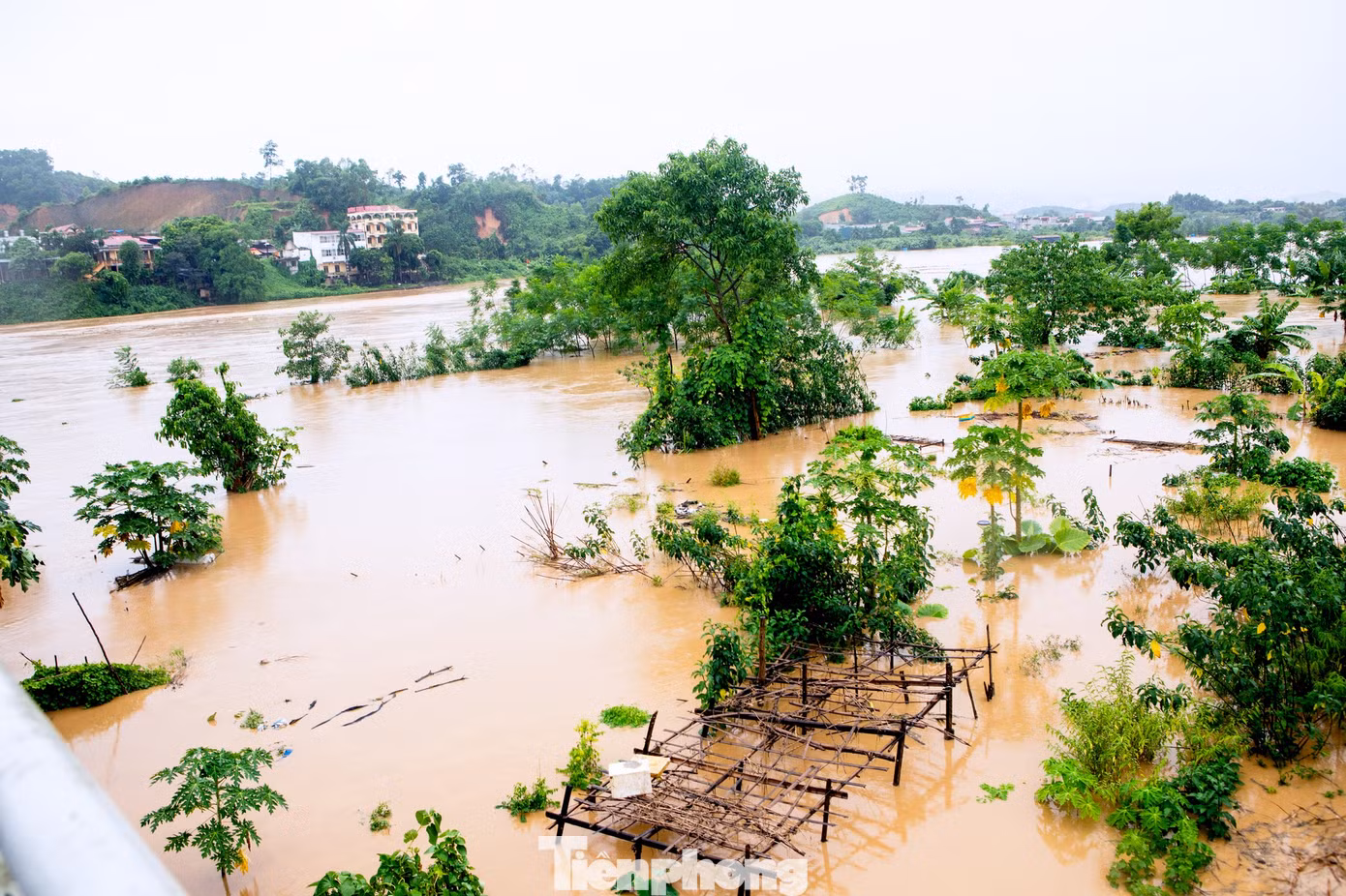 Tại thành phố Yên Bái, mực nước sông Hồng ghi nhận lúc 15h30 ngày 8/9 là 31,40m (trên báo động 2 là 0,4m).