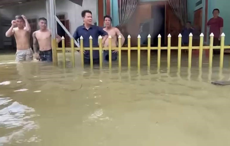 Chính quyền xã Điện Quan đang khẩn trương di chuyển người và tài sản đến nơi an toàn.