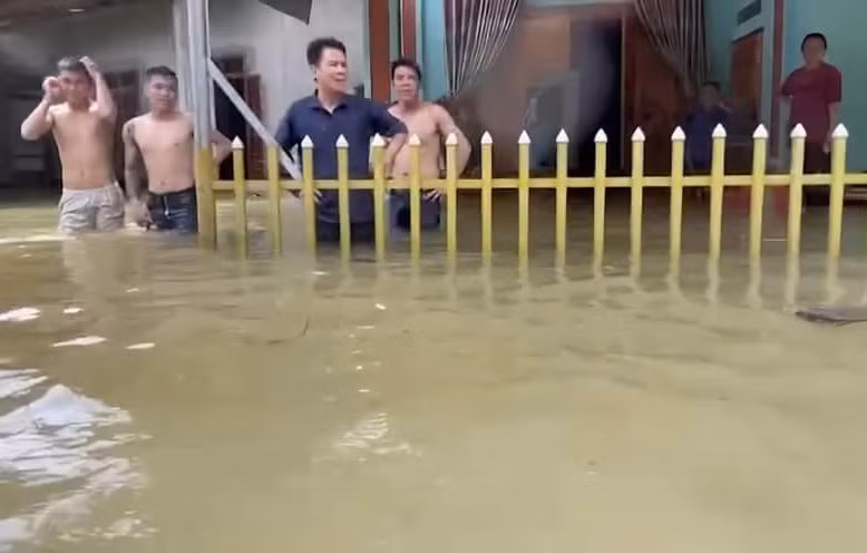 Chính quyền xã Điện Quan đang khẩn trương di chuyển người và tài sản đến nơi an toàn.