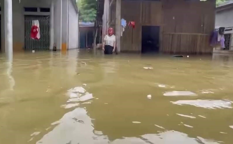 Mực nước sông Chảy dâng cao khiến nhiều hộ dân bị ngập sâu trong nước.