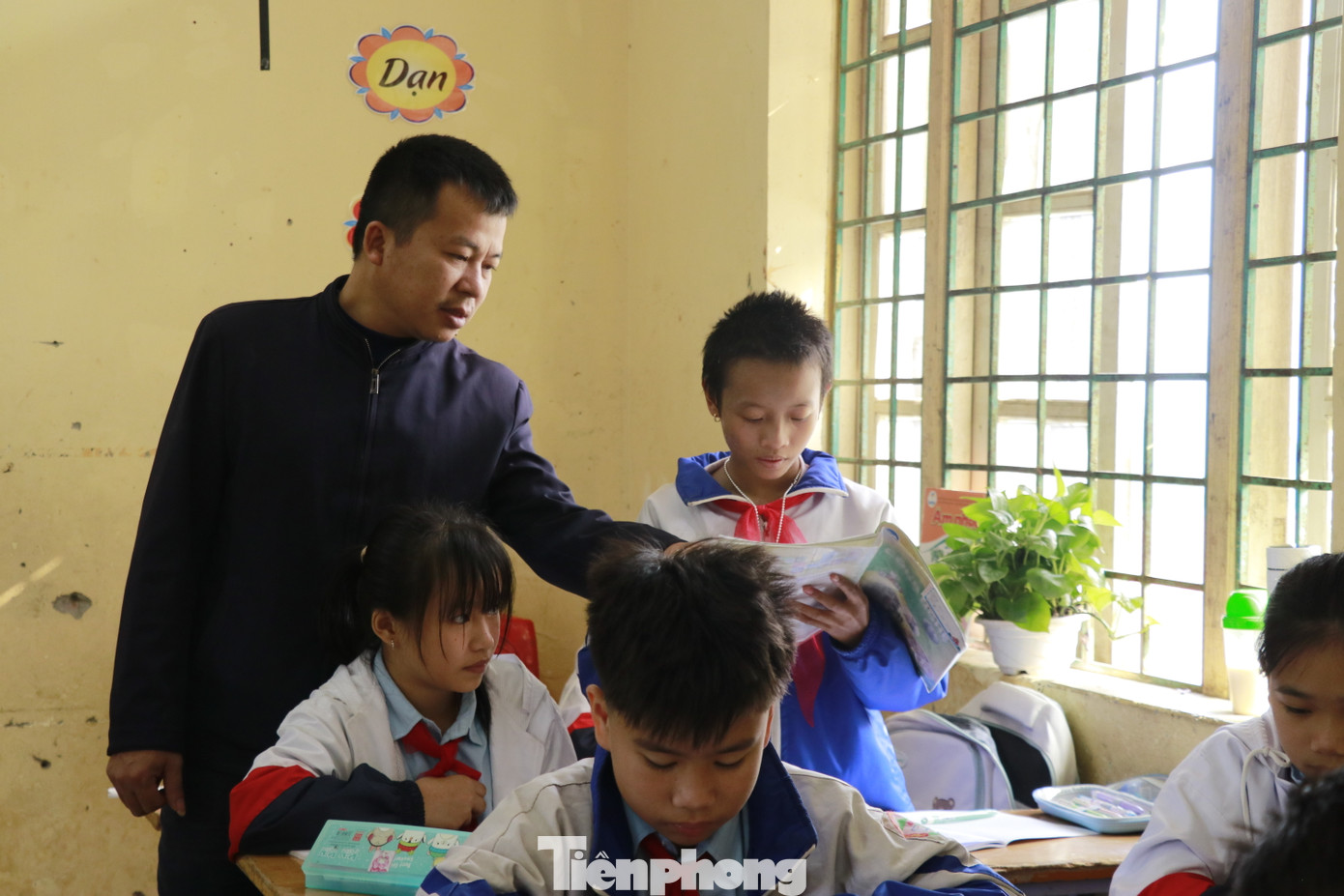 Thầy Phạm Đức Vinh - Hiệu trưởng Trường Tiểu học và Trung học Cơ sở số 1 Phúc Khánh cho biết, em Ngọc mới quay lại trường ngày 4/11, các thầy cô giáo ngoài những buổi học chính đang cố gắng kèm cặp, hỗ trợ em để theo kịp tiến trình học.