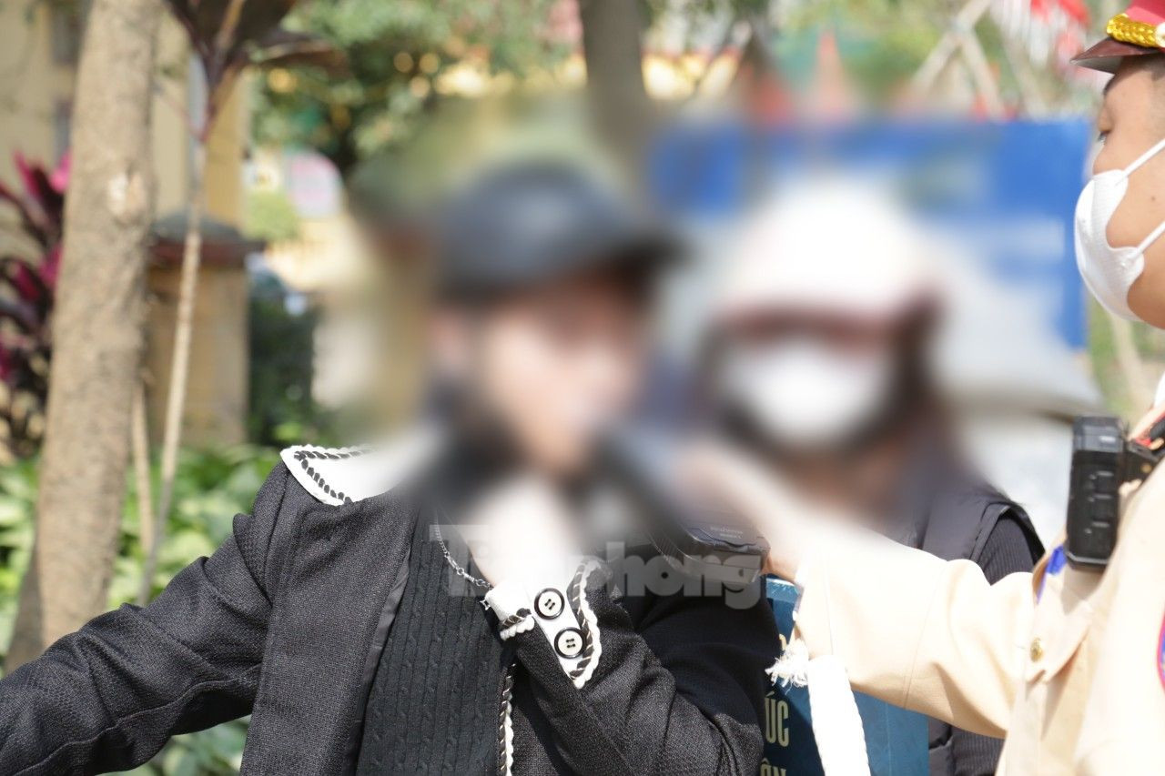 Cụ thể, vào hồi 14h17, tổ công tác dừng xe máy mang BKS 21E1-258.xx do anh B.V.N. (SN 1989, ở xã An Thịnh, huyện Văn Yên) điều khiển. Qua kiểm tra, tổ công tác phát hiện anh N. vi phạm nồng độ cồn ở mức 1,289mg/lít khí thở. Đây là mức vi phạm cao gấp 3,2 lần mức vi phạm kịch khung về nồng độ cồn (0,4mg/lít khí thở).