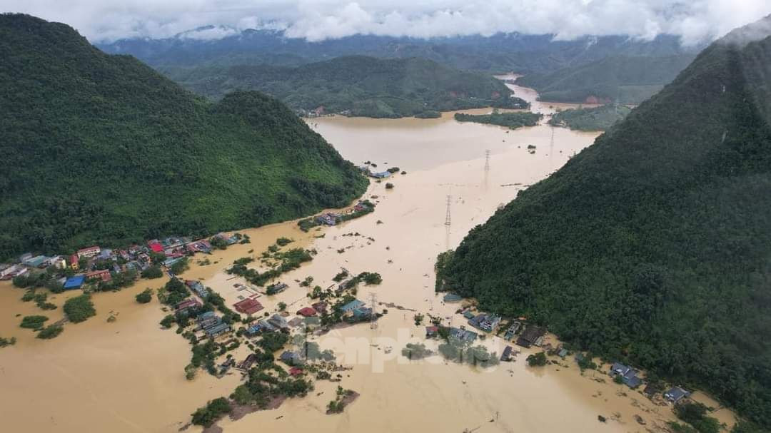 Các địa phương phía thượng nguồn vẫn ngập sâu trong nước.