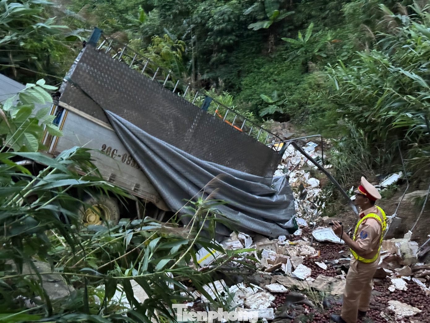 Xe chở mận khi di chuyển từ Sa Pa đến TP Lào Cai bất ngờ bị lật khỏi thành cầu, rơi xuống vực sâu 50m.