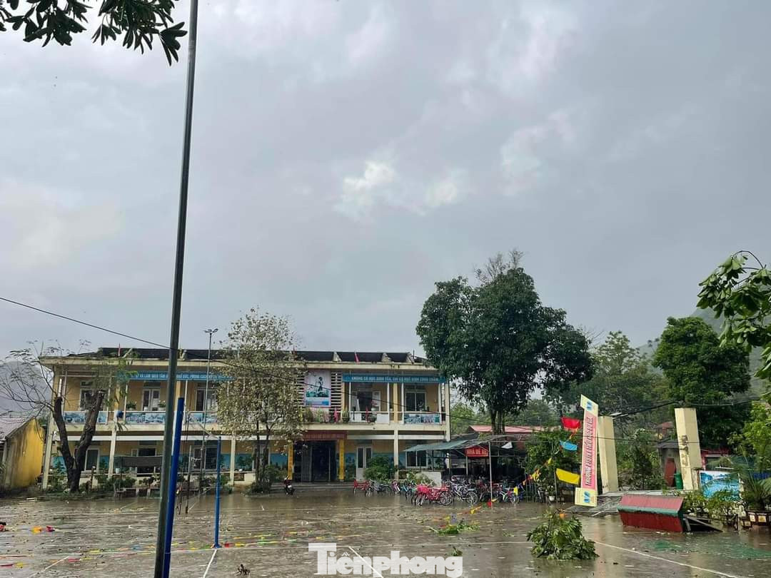 Nhiều trường mầm non, tiểu học bị tốc mái, cây cối đổ gẫy...