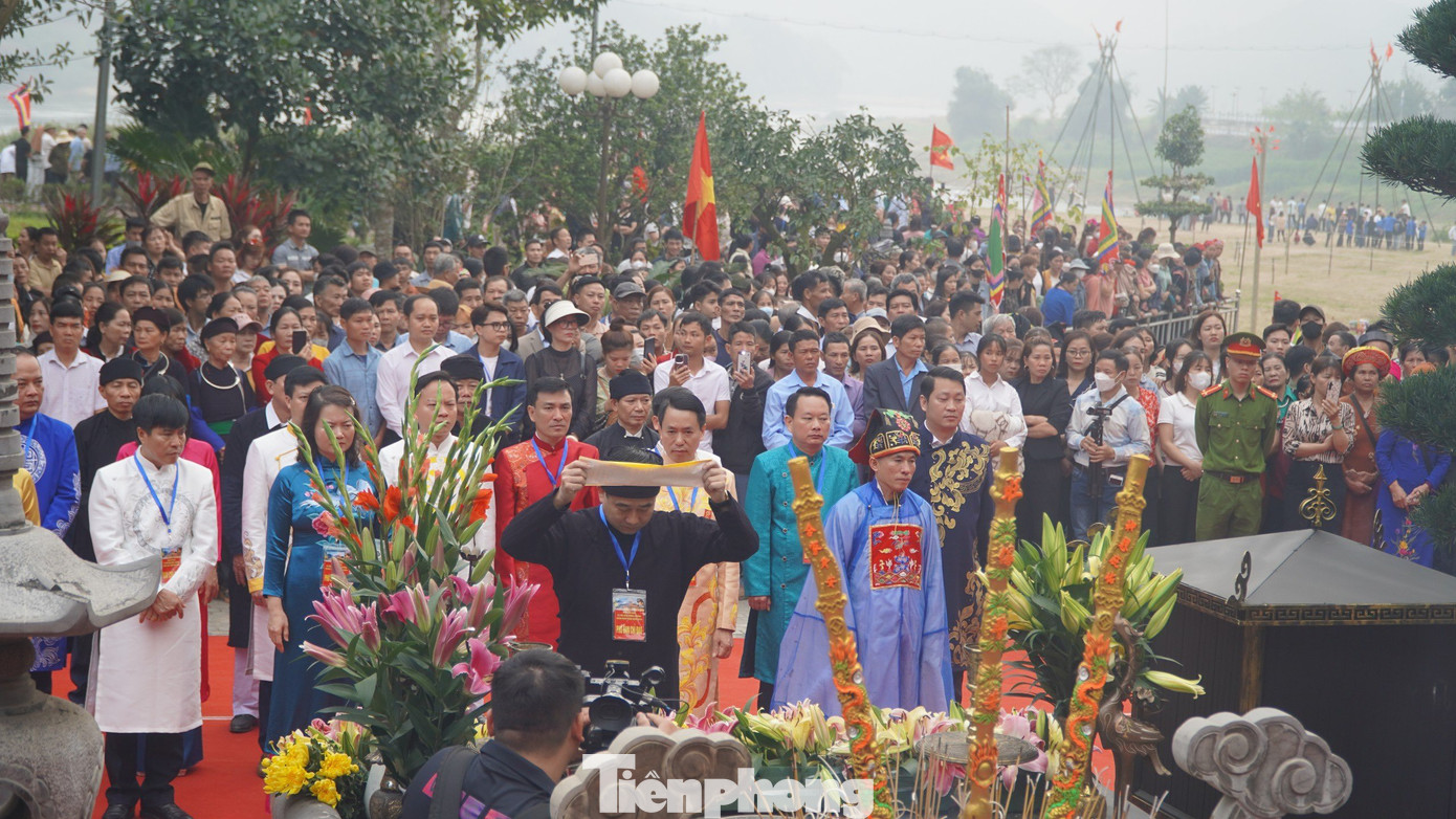 Đúng 8h, Lễ rước Mẫu qua sông được tiến hành tuần tự theo đúng nghi thức trang trọng và linh thiêng nhất của nhà đền. Thầy Mo và những người giúp việc trong trang phục truyền thống của người Tày Khao làm thủ tục sửa soạn những vận dụng cần thiết cho Mẫu.