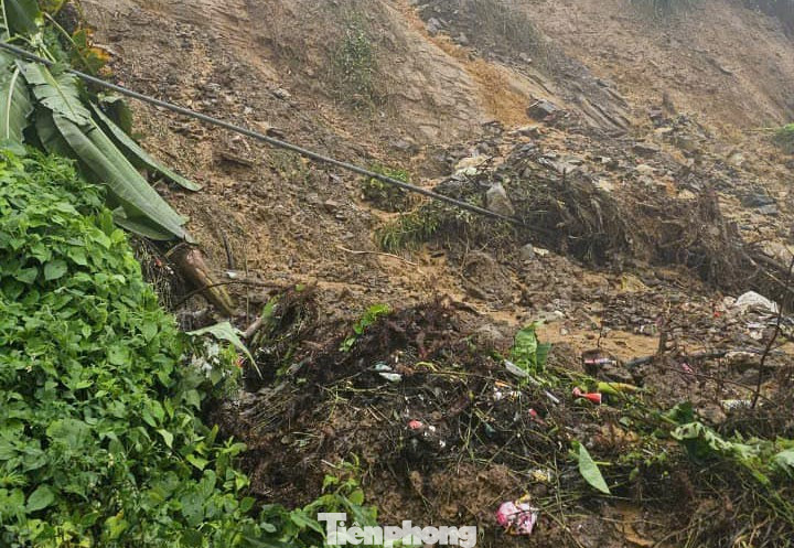 Trên tỉnh lộ 152, từ thị xã Sa Pa đi các xã Tả Van, Mường Bo, Liên Minh cũng đang xuất hiện một số điểm sạt lở. Trong đó lớn nhất là điểm sạt lở tại Km1+600 gây ách tắc giao thông. Hiện các đơn vị chức năng đã triển khai máy móc đến dọn dẹp để thông đường.