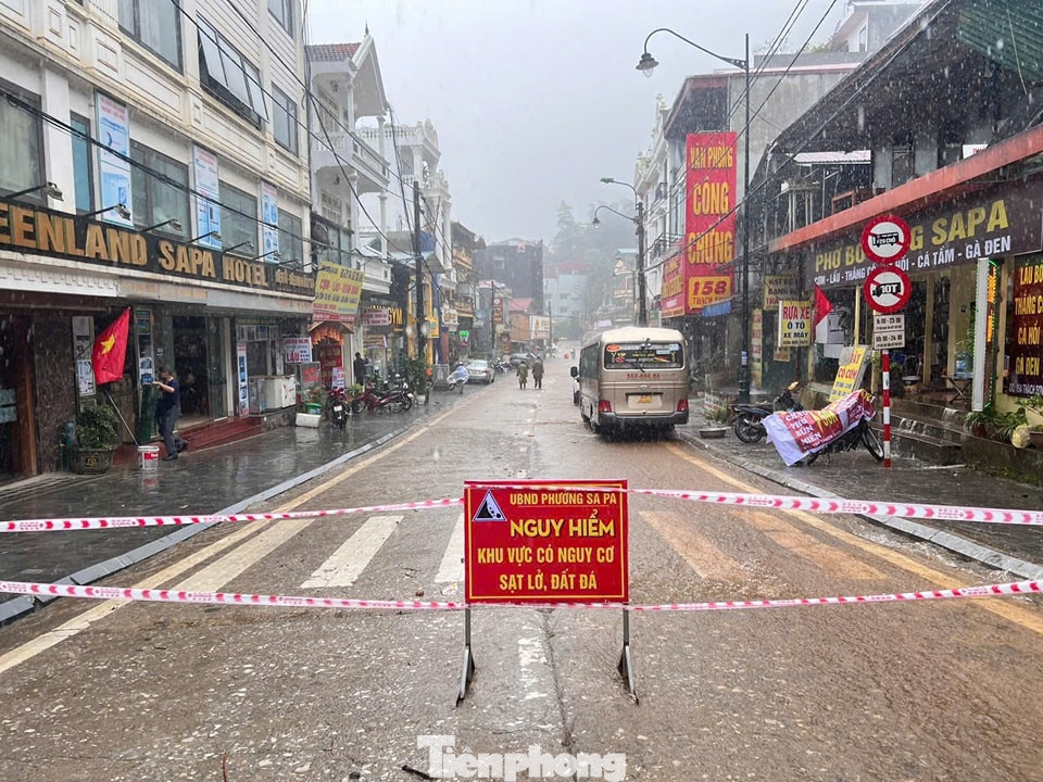 UBND thị xã cũng ra Công văn về việc tạm dừng đón khách du lịch để đảm bảo công tác phòng chống bão lũ trên địa bàn thị xã.