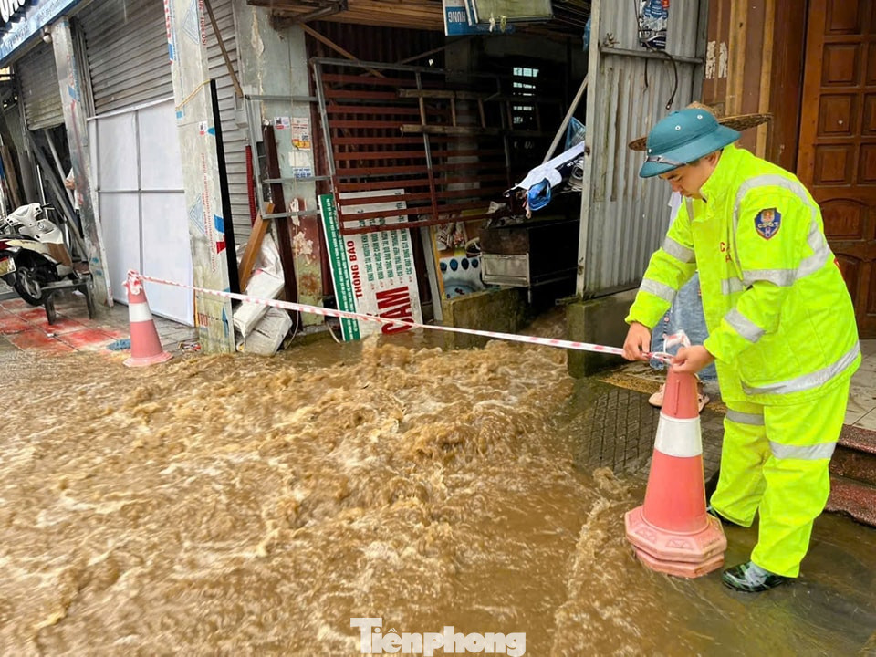 Ngay sau khi nắm được tình hình các địa phương đã huy động lực lượng, máy móc dọn dẹp đất đá, đảm bảo cho việc lưu thông. Lực lượng công an cũng có mặt để thực hiện phân luồng, căng dây, đảm bảo an toàn giao thông.