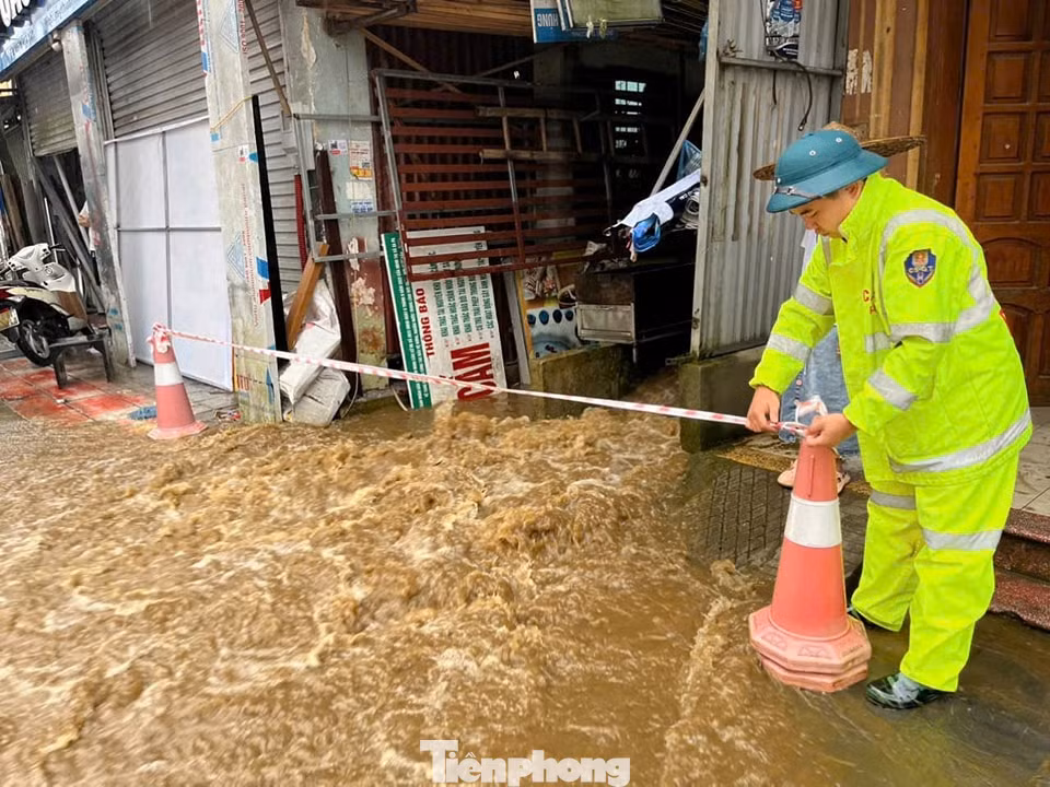 Ngay sau khi nắm được tình hình các địa phương đã huy động lực lượng, máy móc dọn dẹp đất đá, đảm bảo cho việc lưu thông. Lực lượng công an cũng có mặt để thực hiện phân luồng, căng dây, đảm bảo an toàn giao thông.