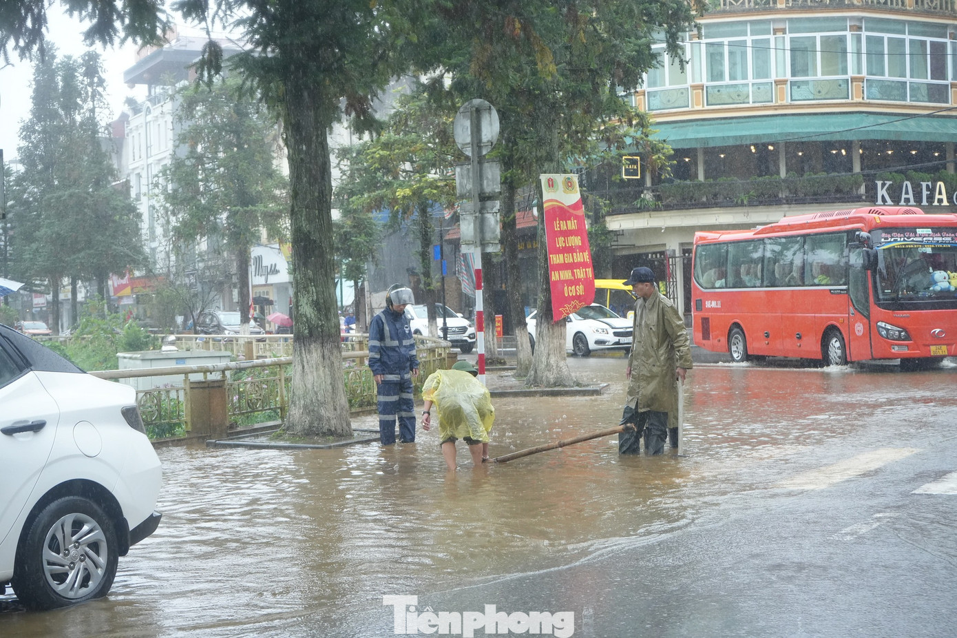 Đặc biệt tại chân dốc Ô Ten, mưa lớn đã gây ra ngập lớn, có nơi ngập 50cm - 80cm.